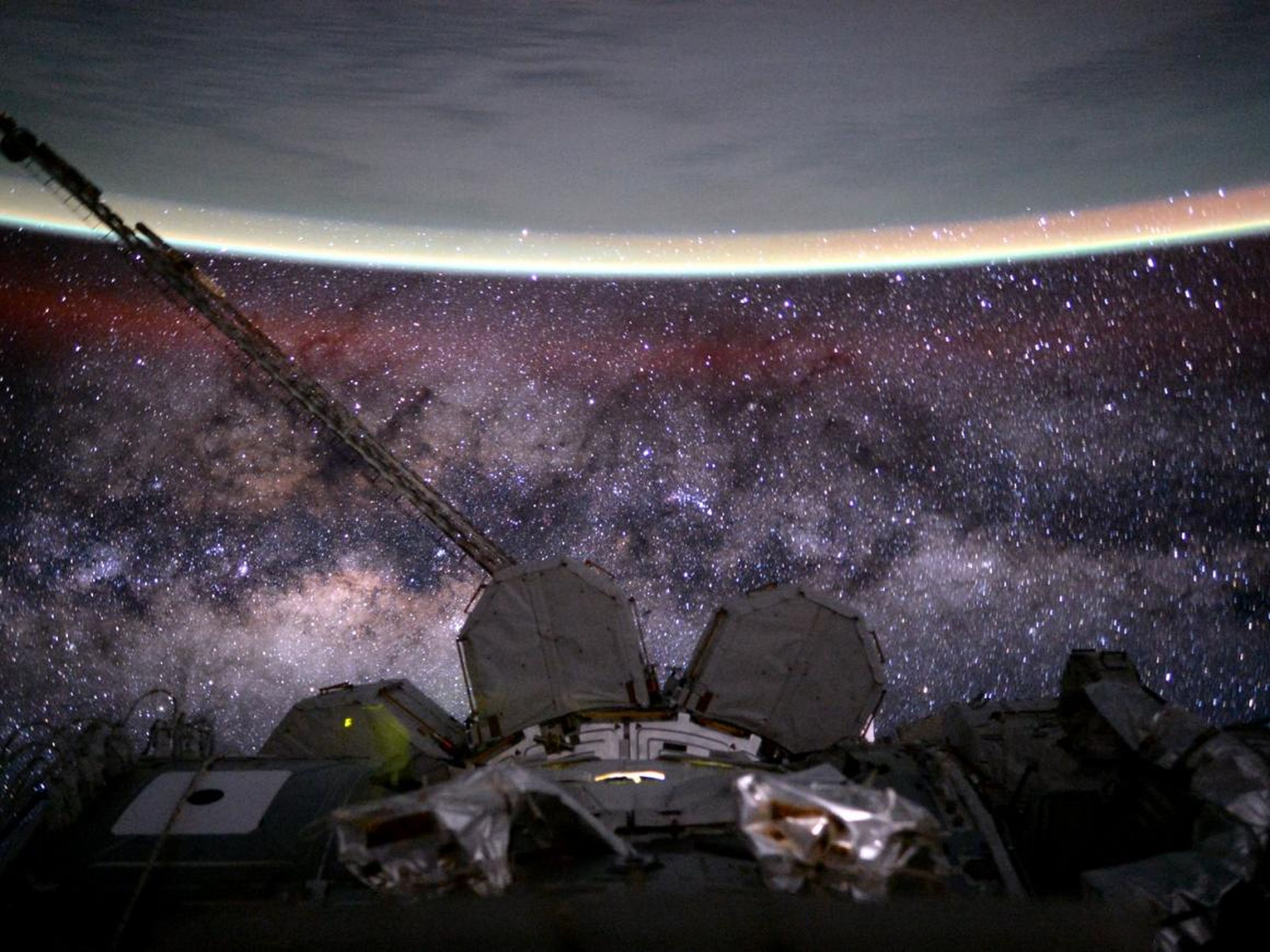 El astronauta Scott Kelly publicó esta foto en Twitter con el título: "Día 135. #ViaLactea. Eres vieja, polvorienta, gaseosa y deformada. Pero hermosa. ¡Buenas noches desde @space_station! #UnAñoEnElEspacio". 9 de agosto de 2015.