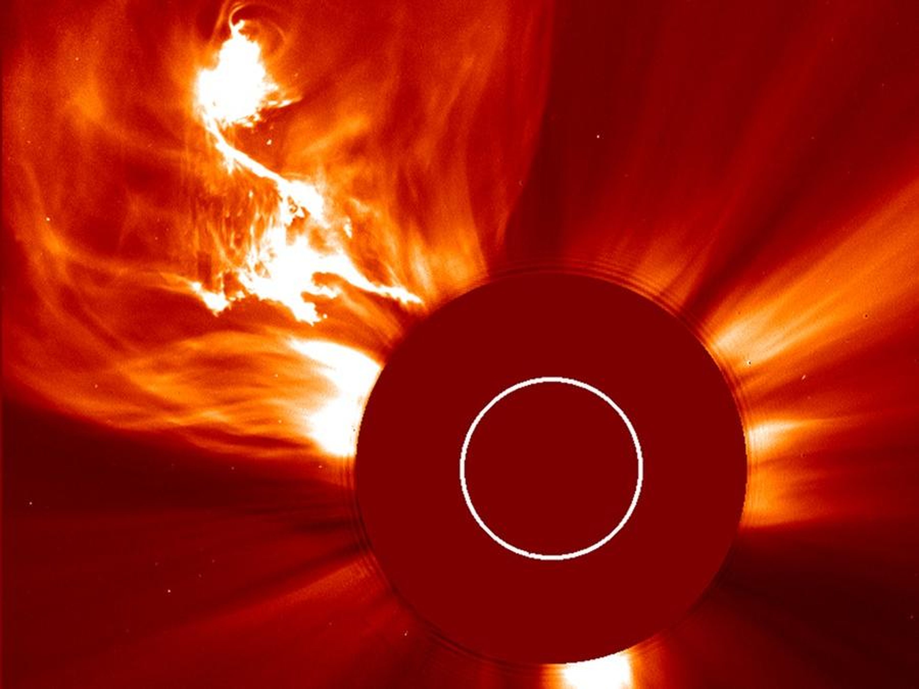 Una explosión de plasma en la superficie del sol, llamada expulsión de masa coronal, entra en erupción en el 2002.