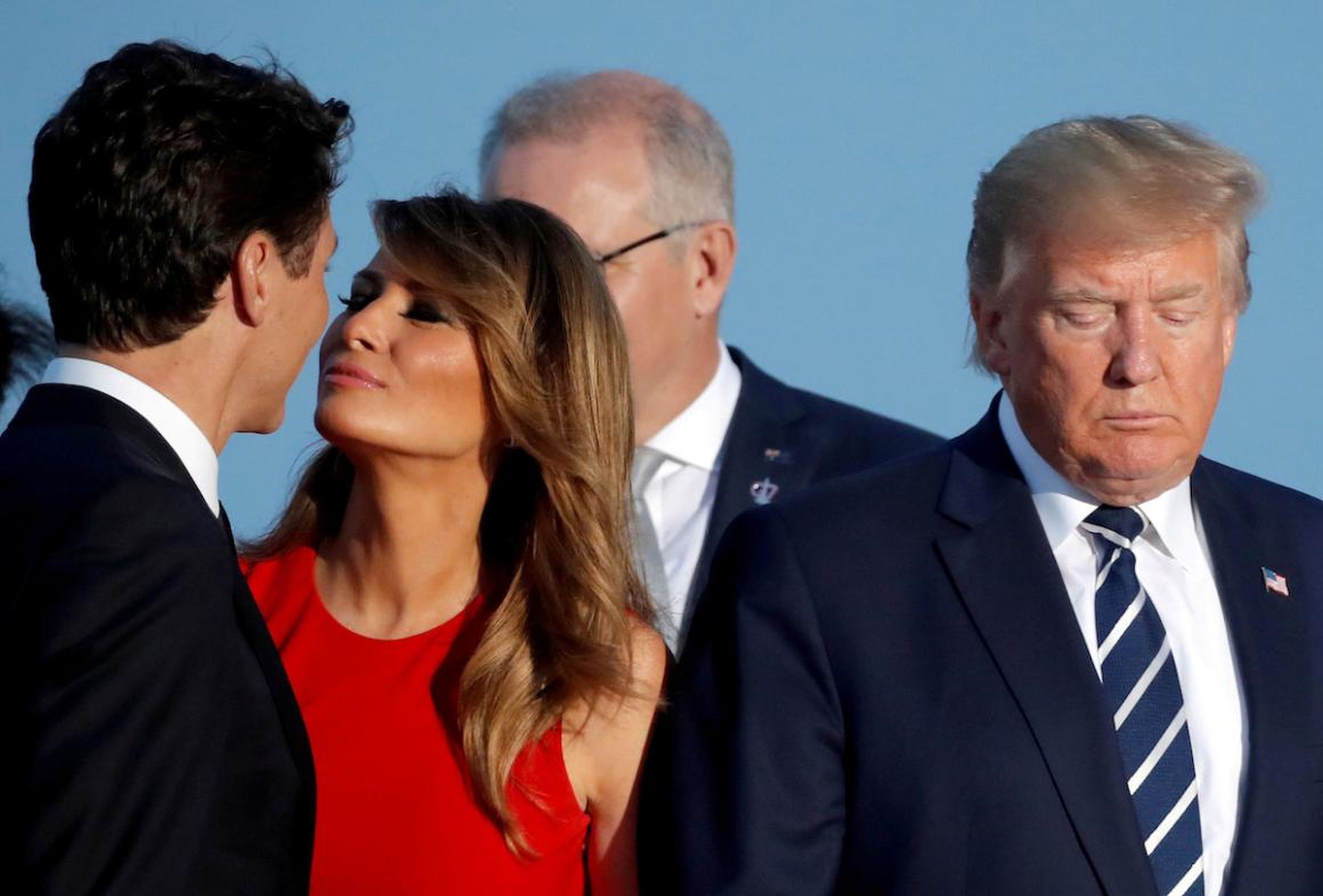 La primera dama Melania Trump besa al primer ministro de Canadá, Justin Trudeau, junto al presidente de los Estados Unidos, Donald Trump, durante una foto con los invitados a la cumbre del G7 en Biarritz, Francia, el 25 de agosto.