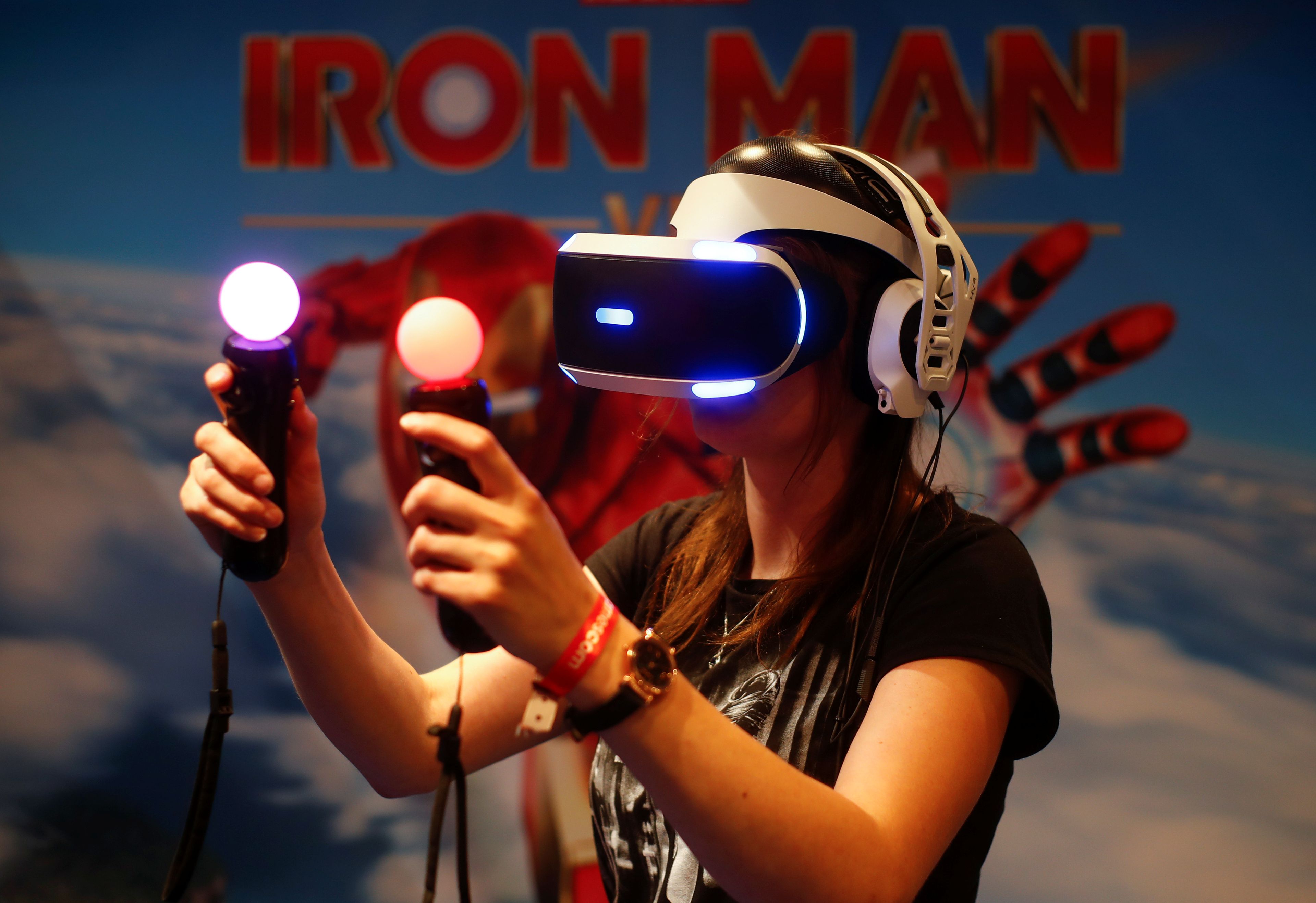 Una gamer prueba unas gafas de realidad virtual