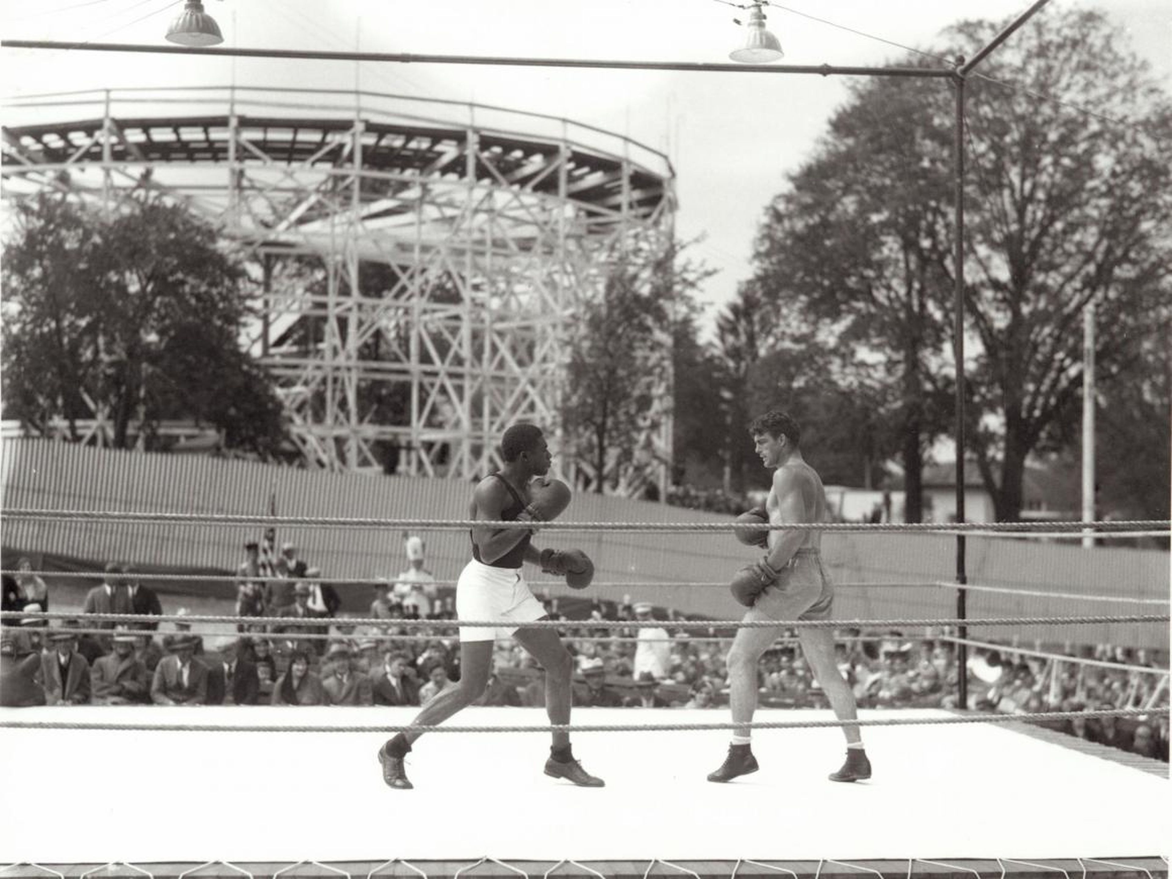 Un combate de boxeo en el parque de atracciones "Geauga Lake" en 1931.