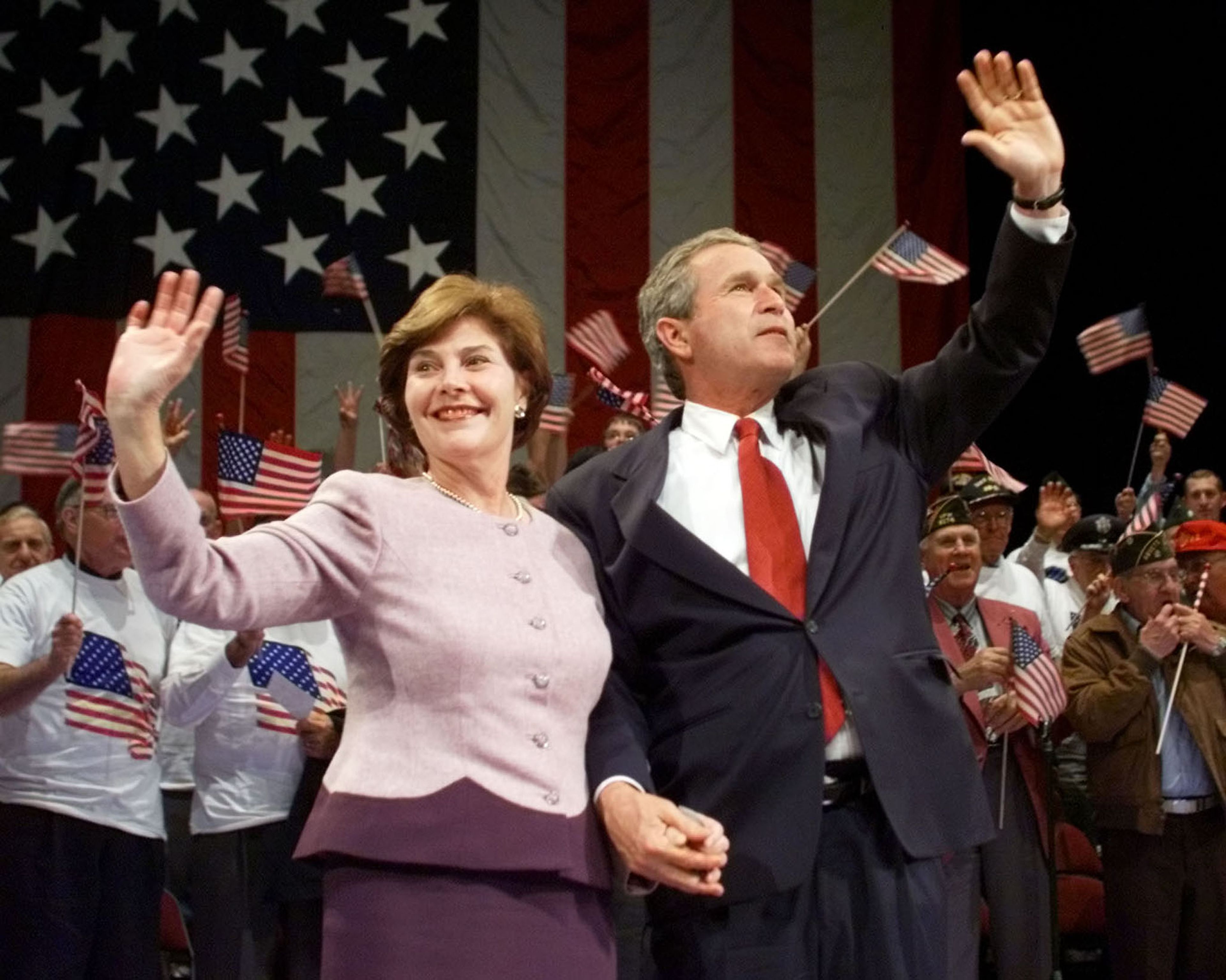 George W. Bush junto a su esposa en un mitin de las elecciones presidenciales de los Estados Unidos en el año 2000