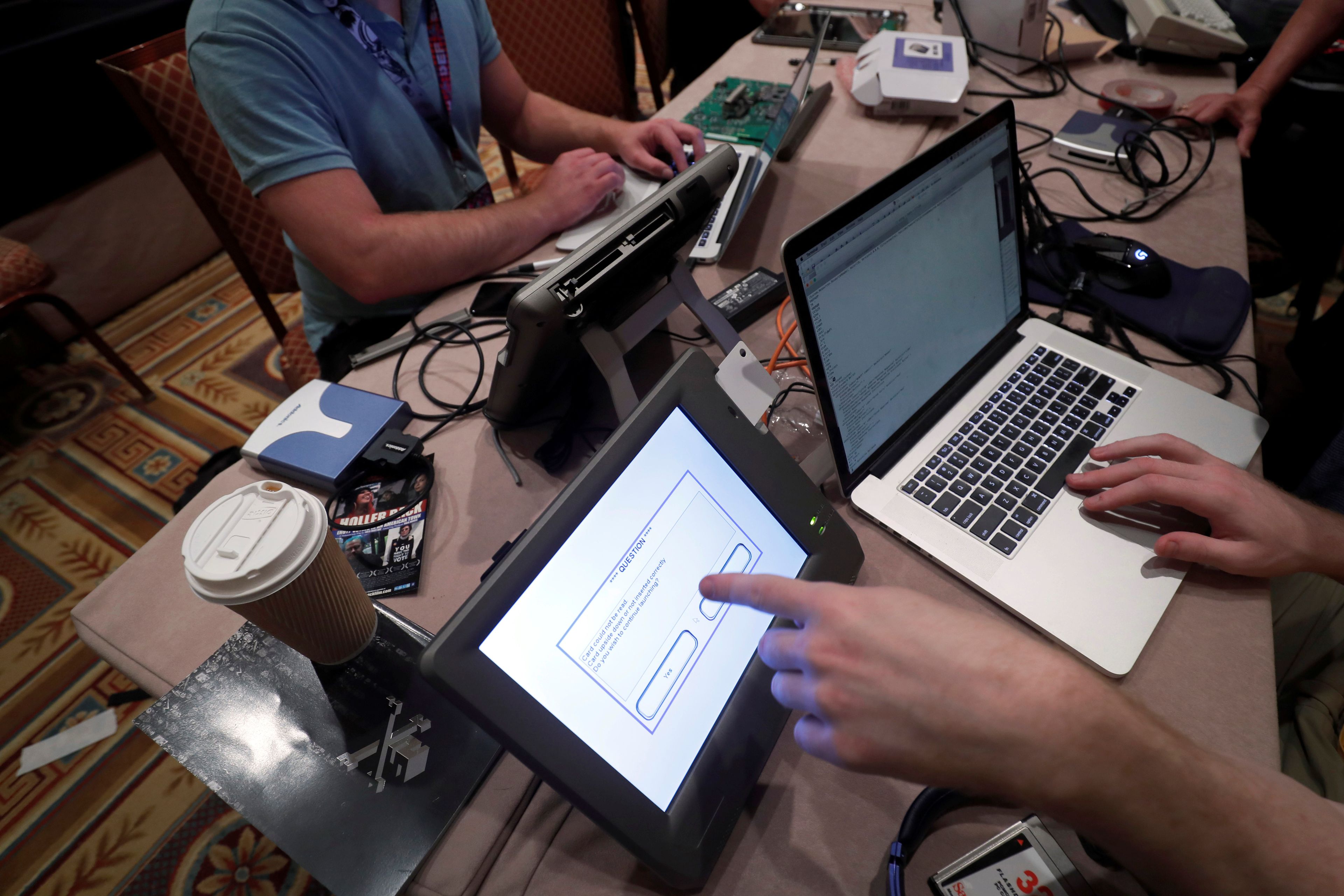Un grupo de hackers en una convención en Las Vegas en 2017.