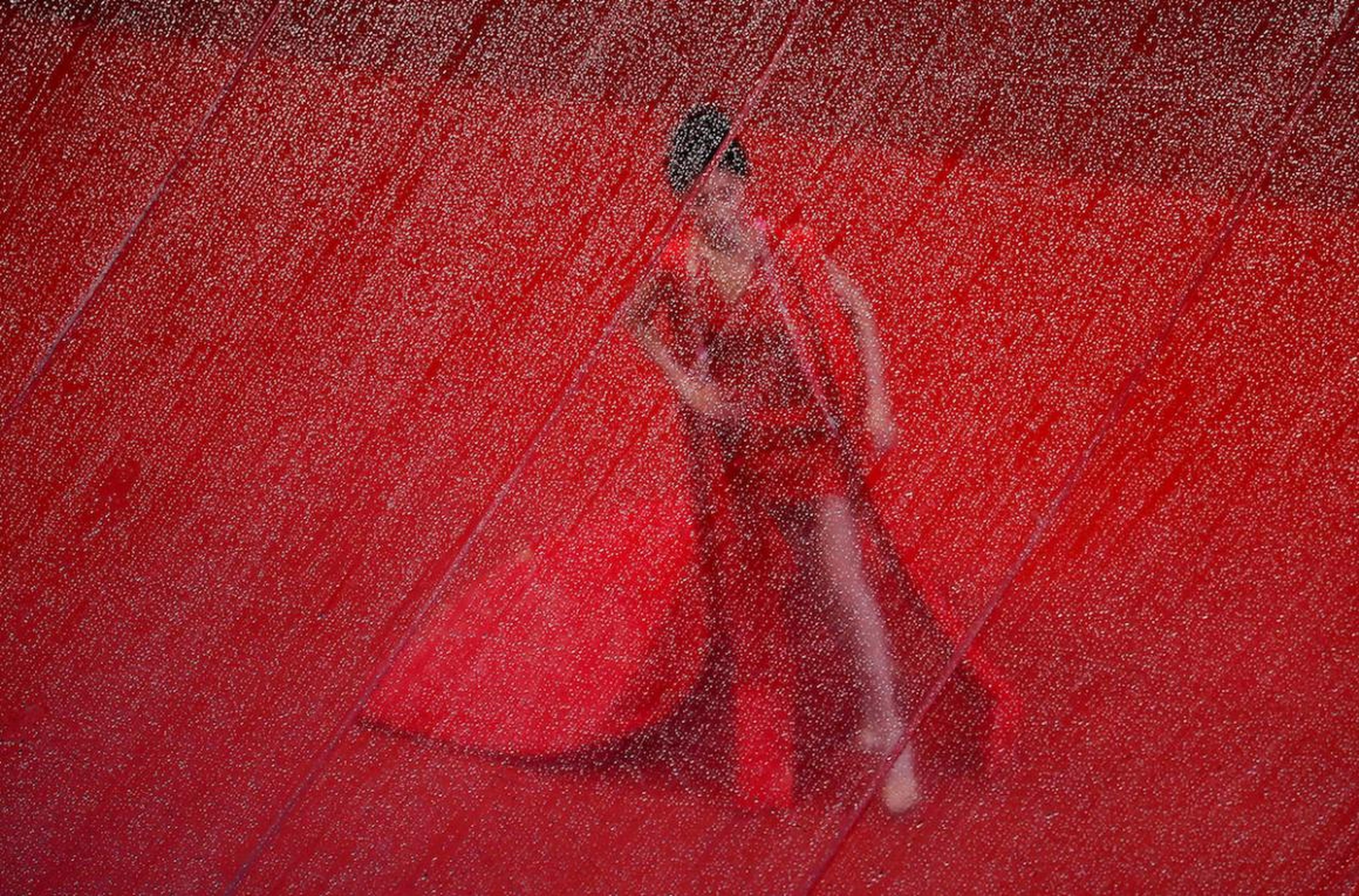 Una invitada en la alfombra roja a través de una lona cubierta de lluvia durante la presentación de la película "Frankie" en el 72º Festival de Cine de Cannes, en Cannes, Francia, el 20 de mayo.
