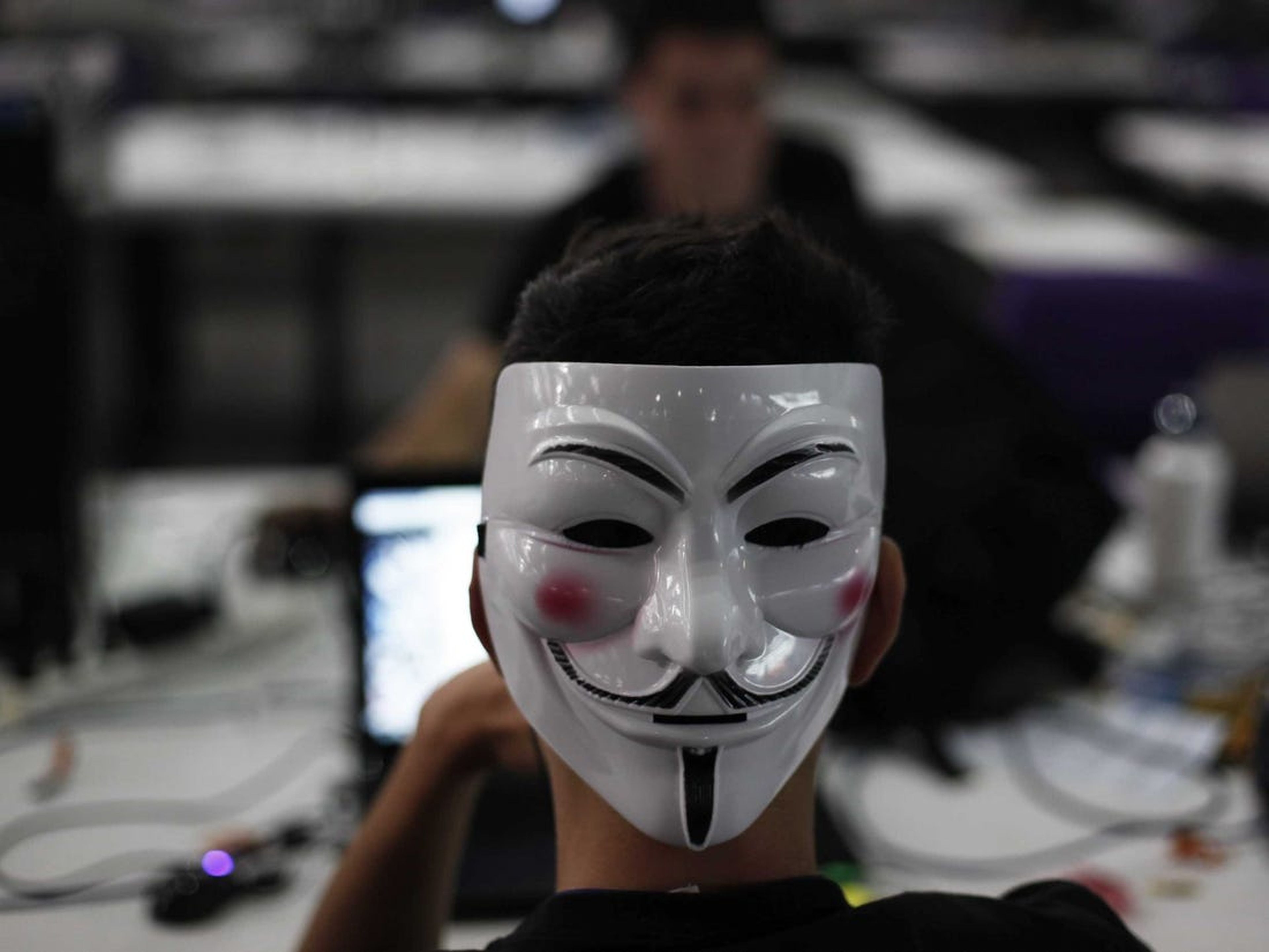 Un hombre con la máscara de Guay Fawkes navega por Internet en la Campus Party de Sao Paulo el 30 de enero de 2013.