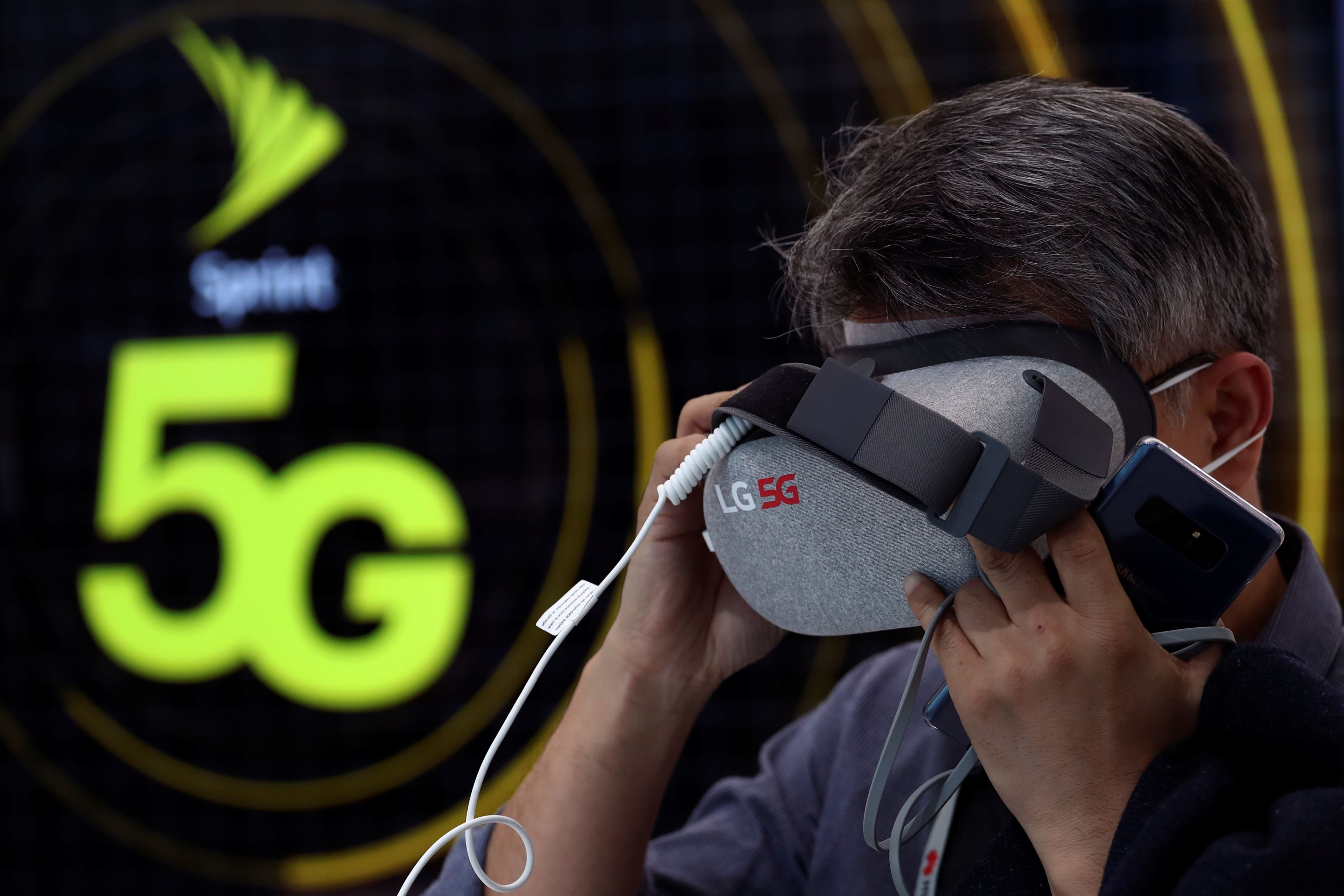 Un hombre usa unas gafas de realidad virtual con 5G.
