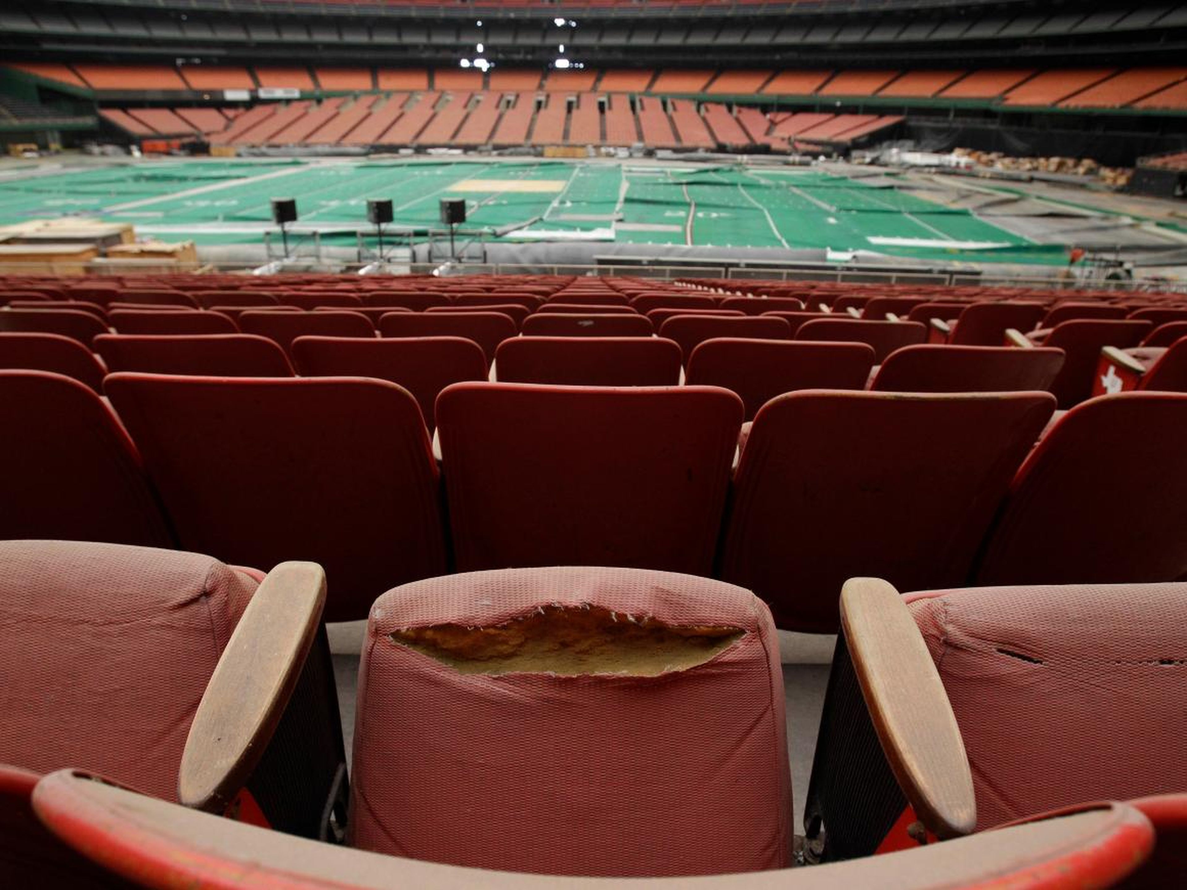 Filas de asientos sucios y andrajosos en el "Houston Astrodome".