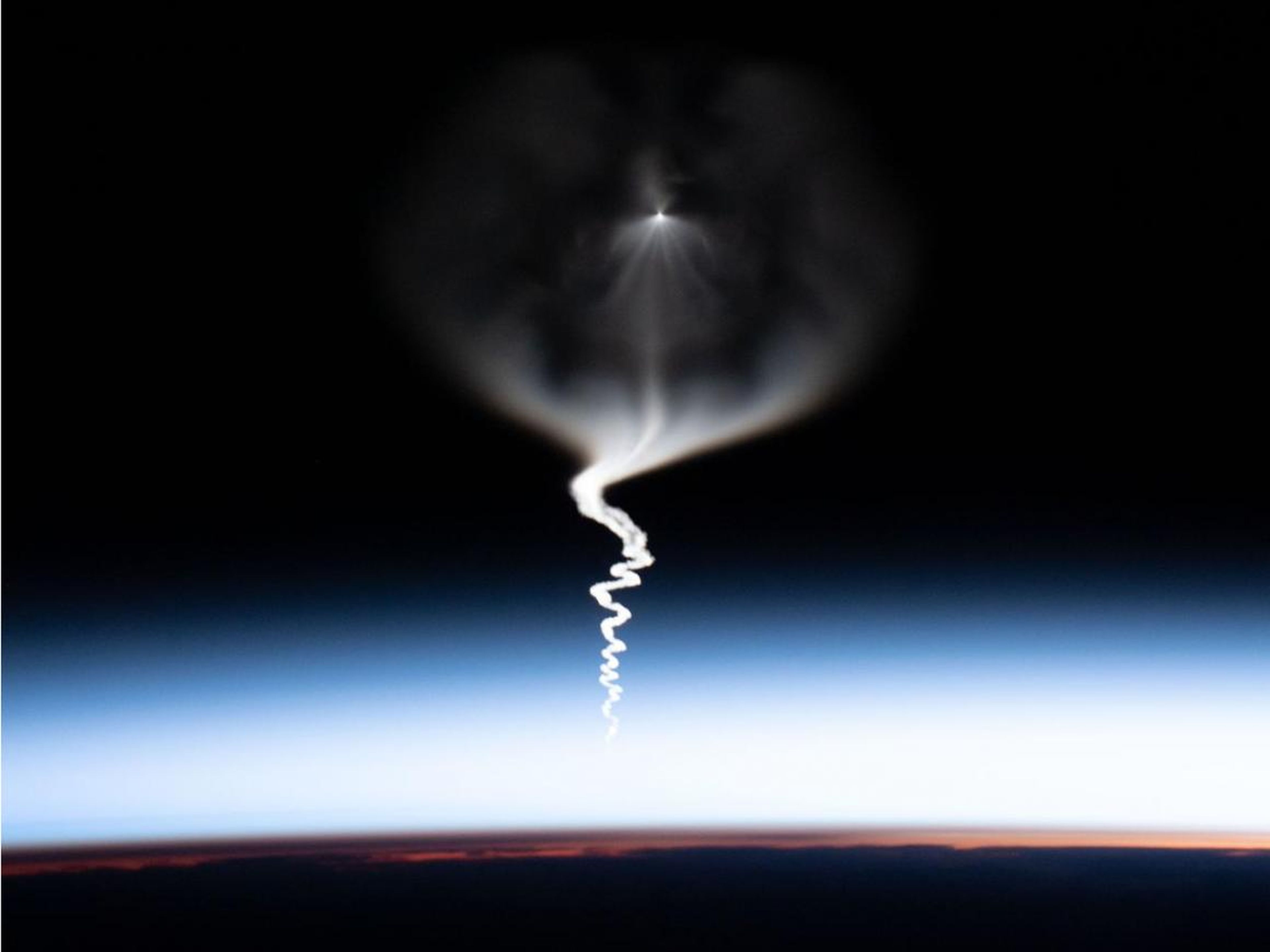 Desde la EEI, la astronauta Christina Koch fotografió la nave espacial Soyz MS-15 ascendiendo al espacio después de su lanzamiento desde Kazajistán. 25 de septiembre de 2019.