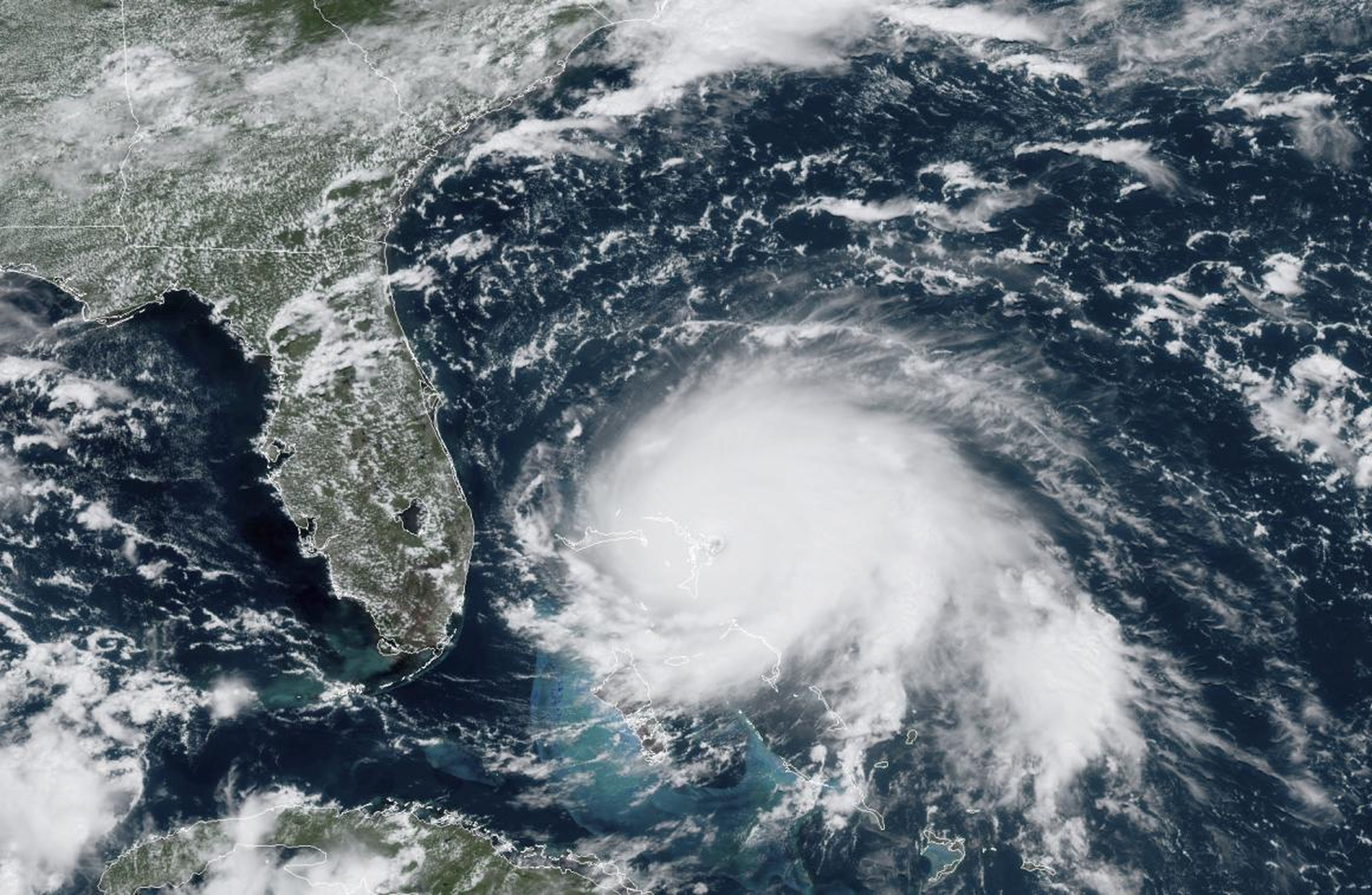 Una imagen satelital del GOES-16 tomada el 1 de septiembre de 2019 muestra el huracán Dorian agitándose sobre el Océano Atlántico.