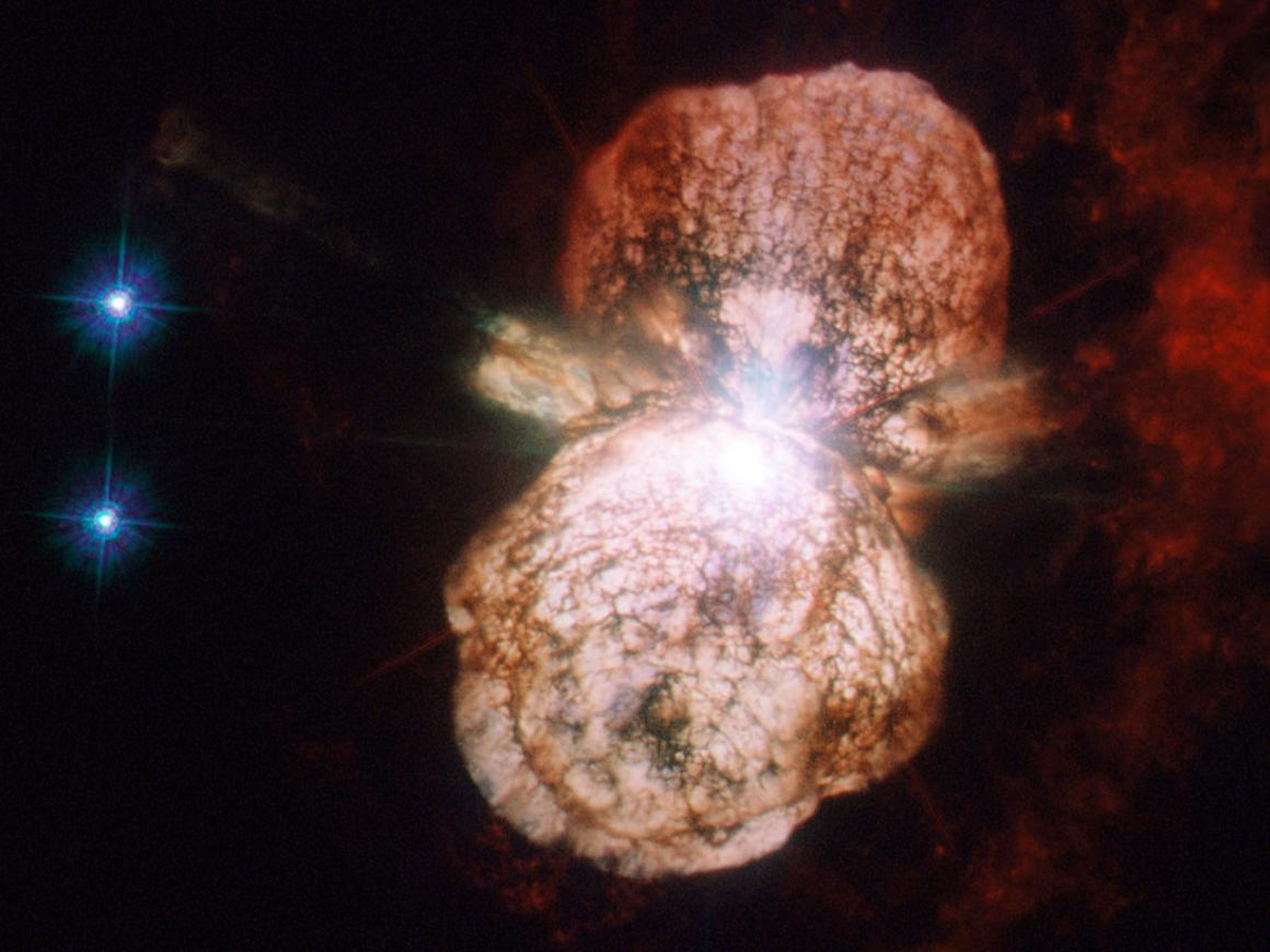 La estrella más grande del sistema, Eta Carinae, en luz ultravioleta y visible a medida que se acerca el final de su vida con una probable explosión de supernova. Después de la explosión, el material expulsado puede formar una nebulosa.