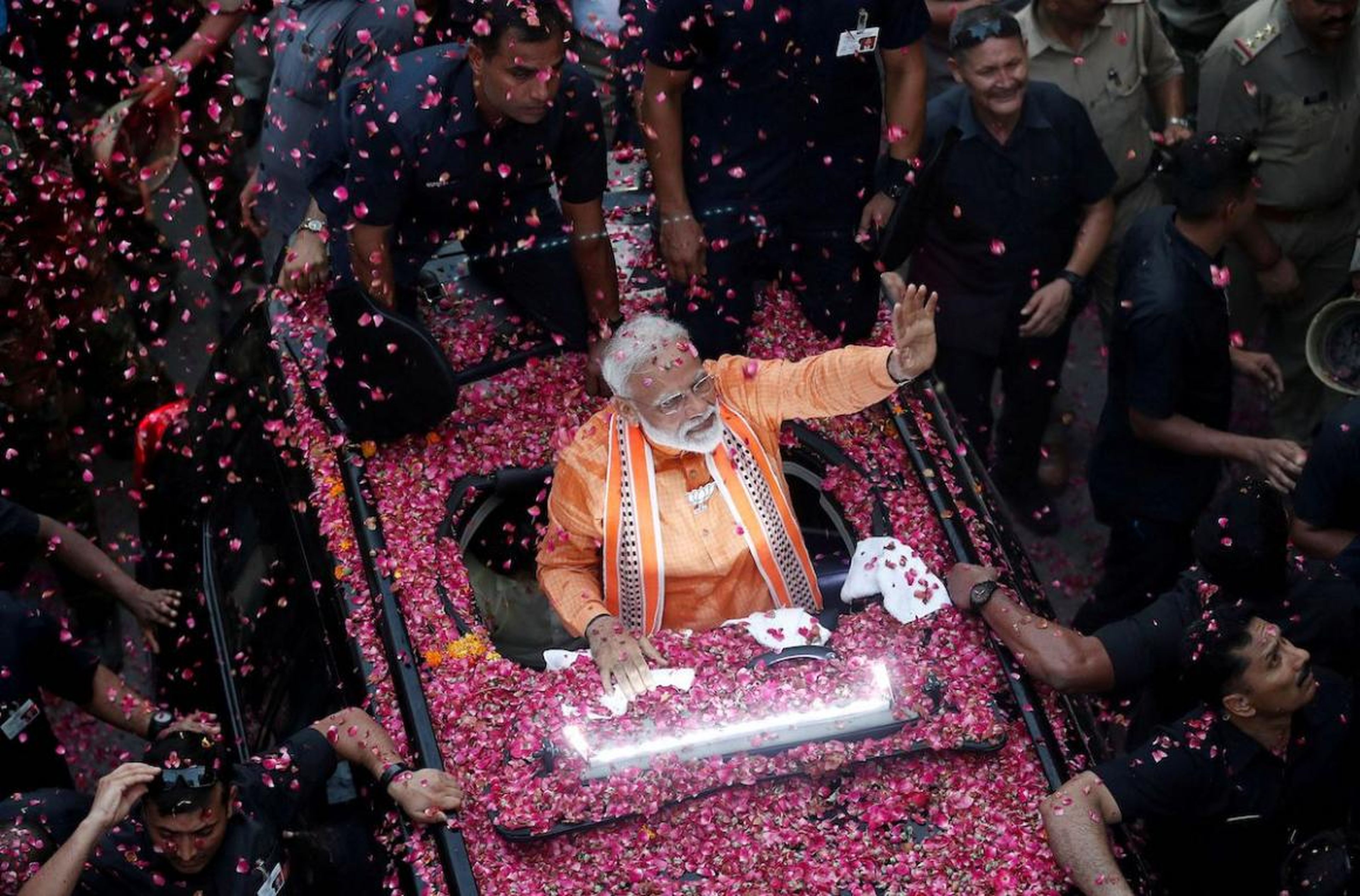 El Primer Ministro de la India, Narendra Modi, saluda a sus simpatizantes durante una gira en Varanasi, India, el 25 de abril. Modi prestó juramento para otro mandato como Primer Ministro en mayo.