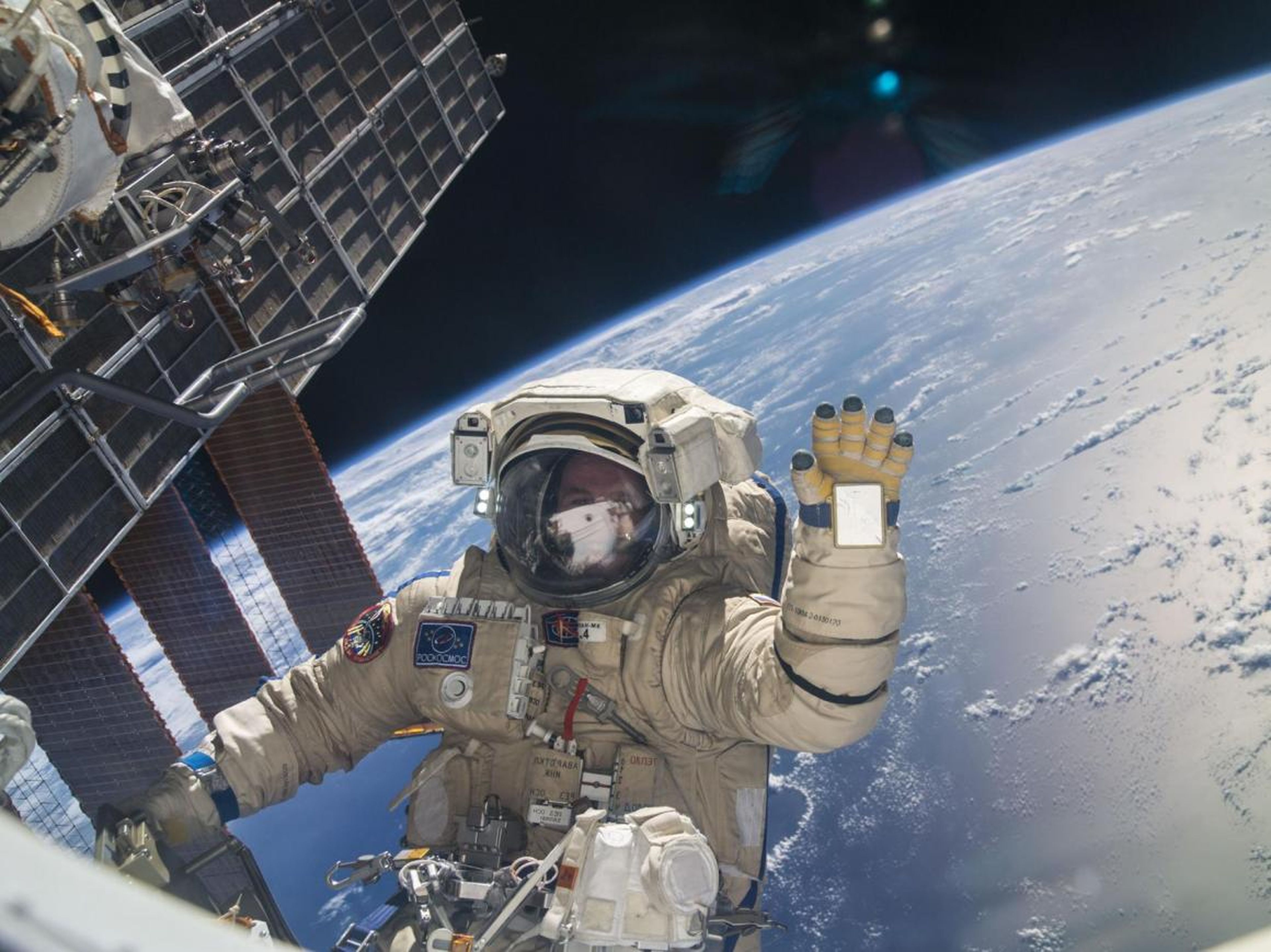 El cosmonauta ruso, Sergey Ryazanskiy, tomó un descanso durante una caminata espacial de seis horas para ayudar con el montaje y mantenimiento de la EEI. 22 de agosto de 2013.