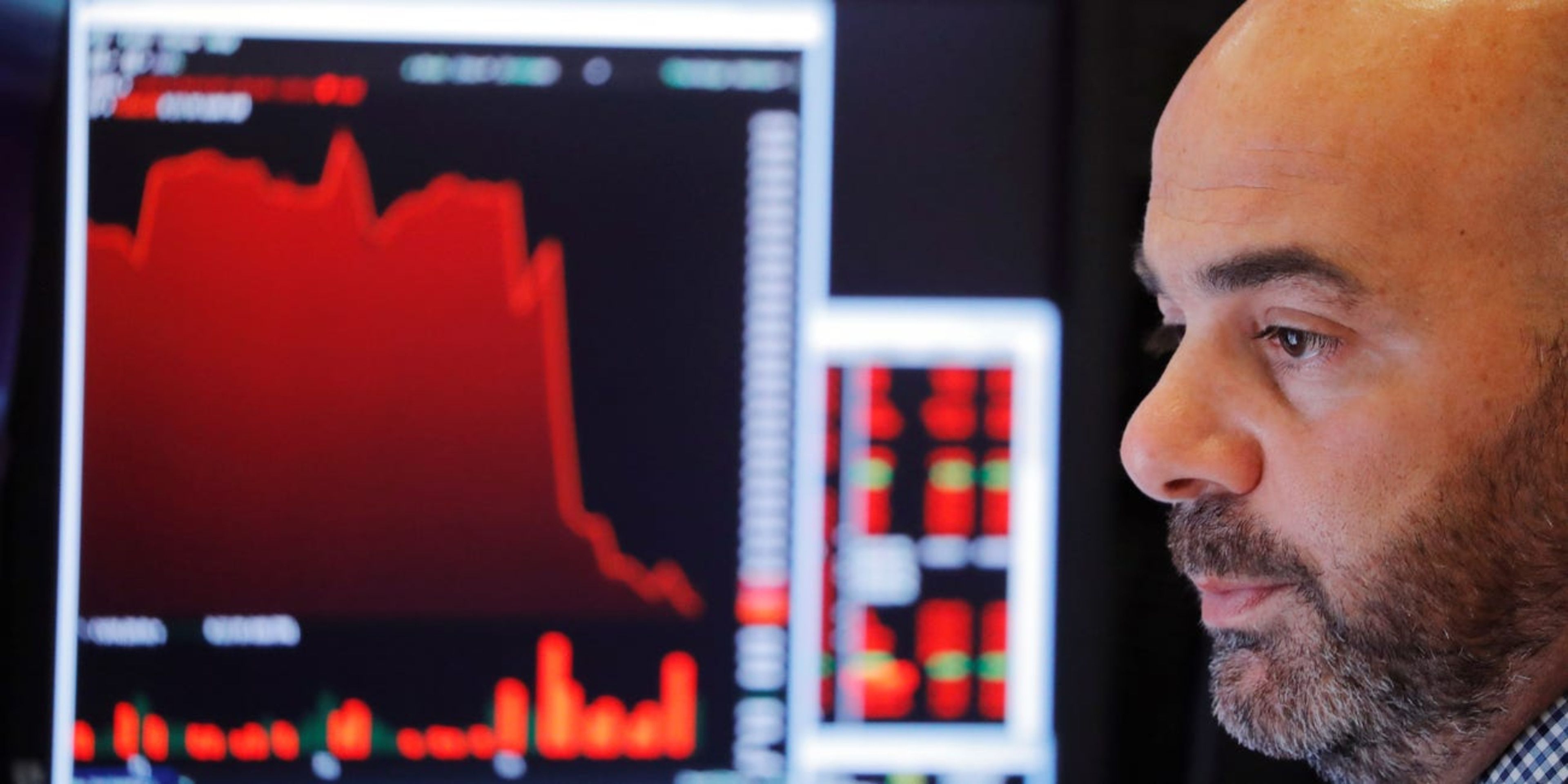 Un inversor observa el movimiento de la bolsa en las pantallas de Wall Street