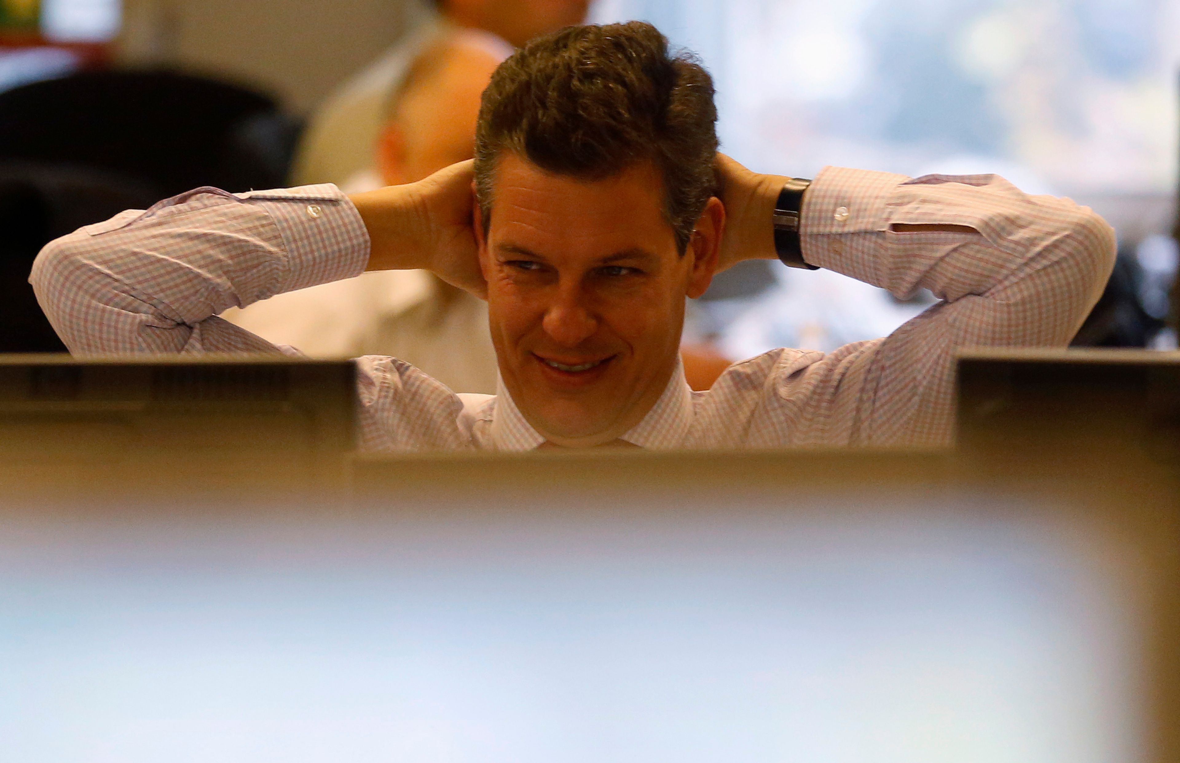 Un inversor sonríe durante una subasta de bonos del Tesoro