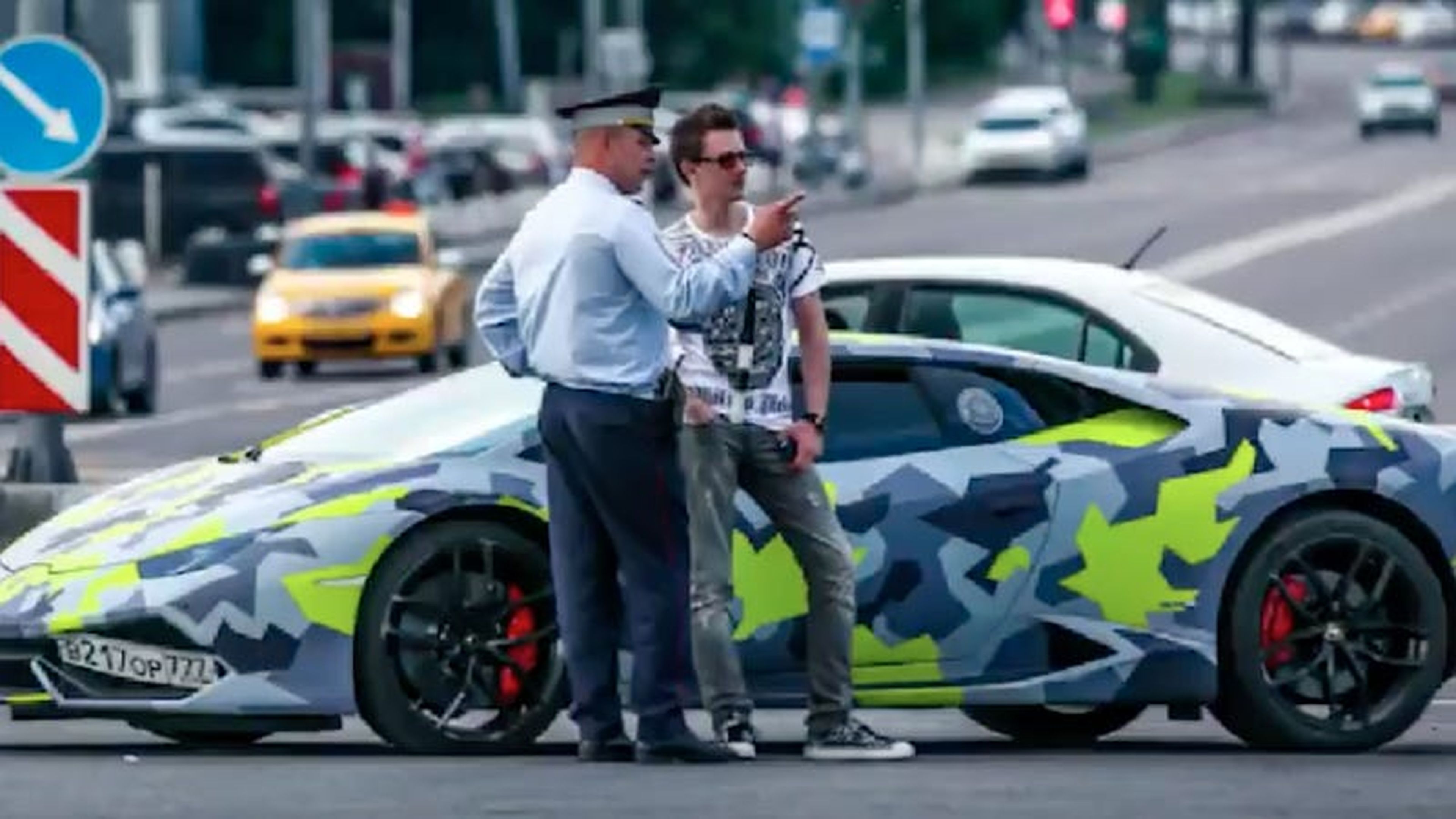 Jakubets habla con un policía al lado de su Lamborghini Huracan
