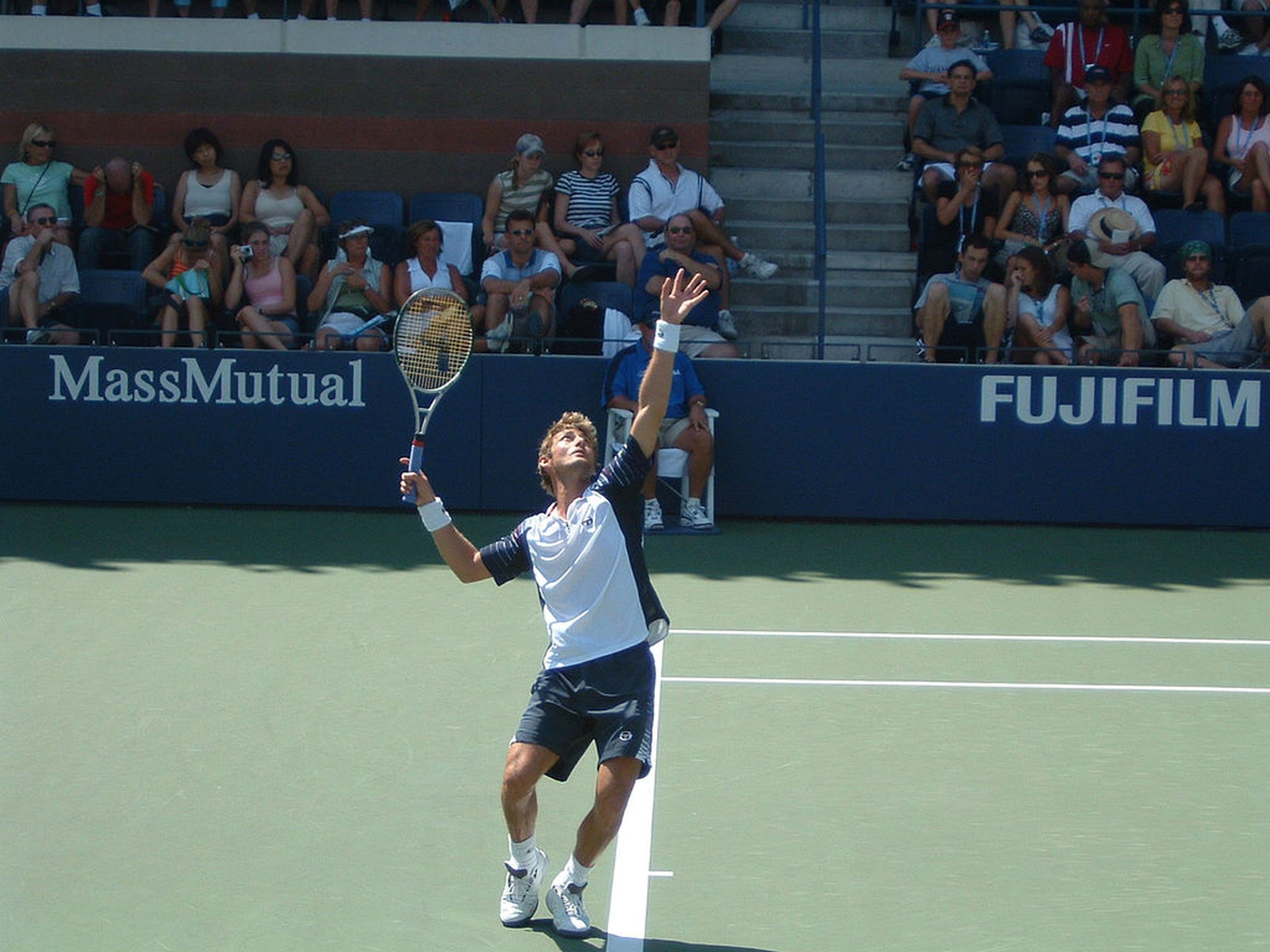 Juan Carlos Ferrero, uno de los protagonistas de la Copa Davis, sacando en un partido del US Open de 2004