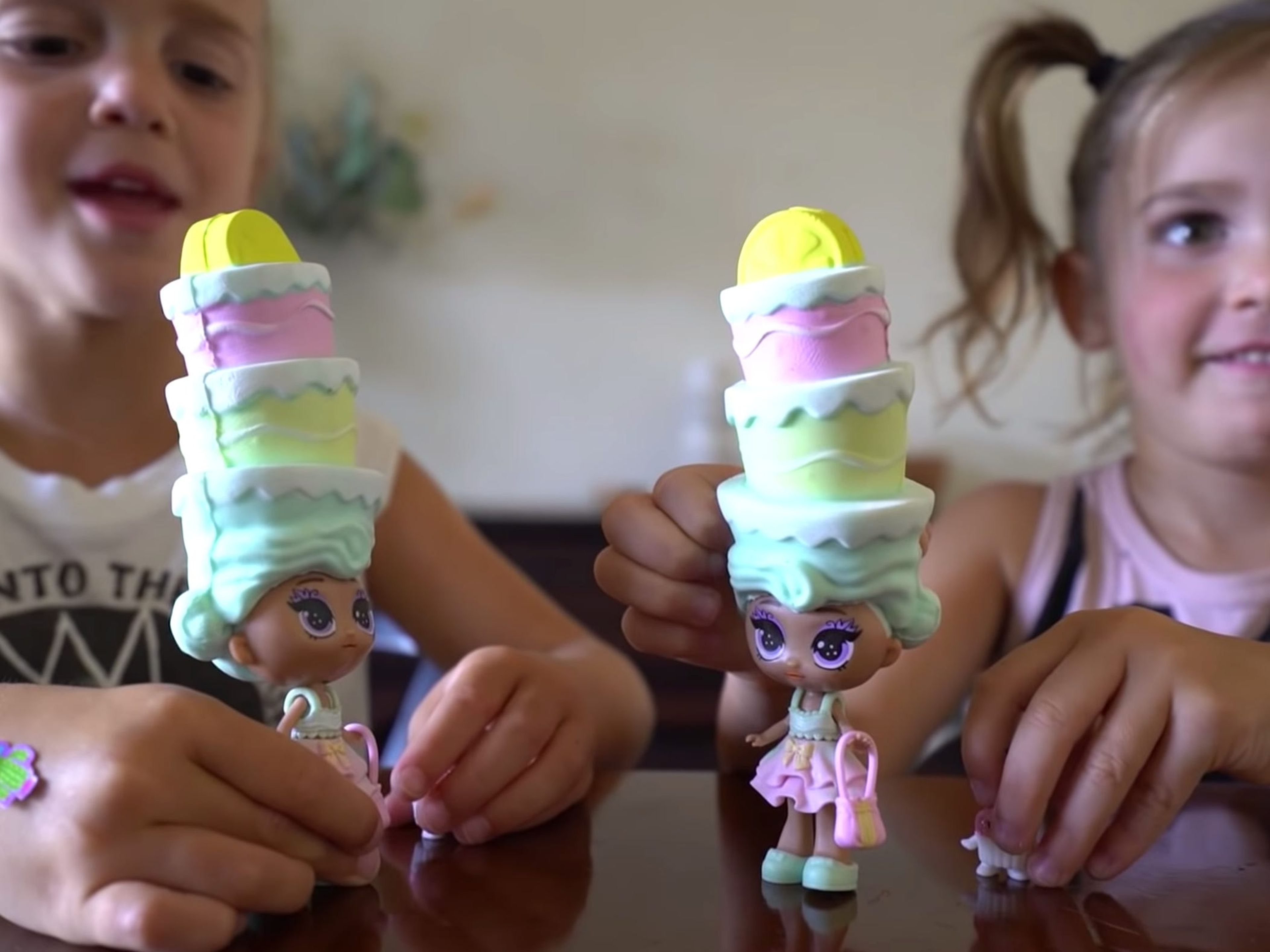 Las YouTubers Mila y Emily fueron dos de las influencers a las que Skyrocket envió muñecas para su campaña de marketing.