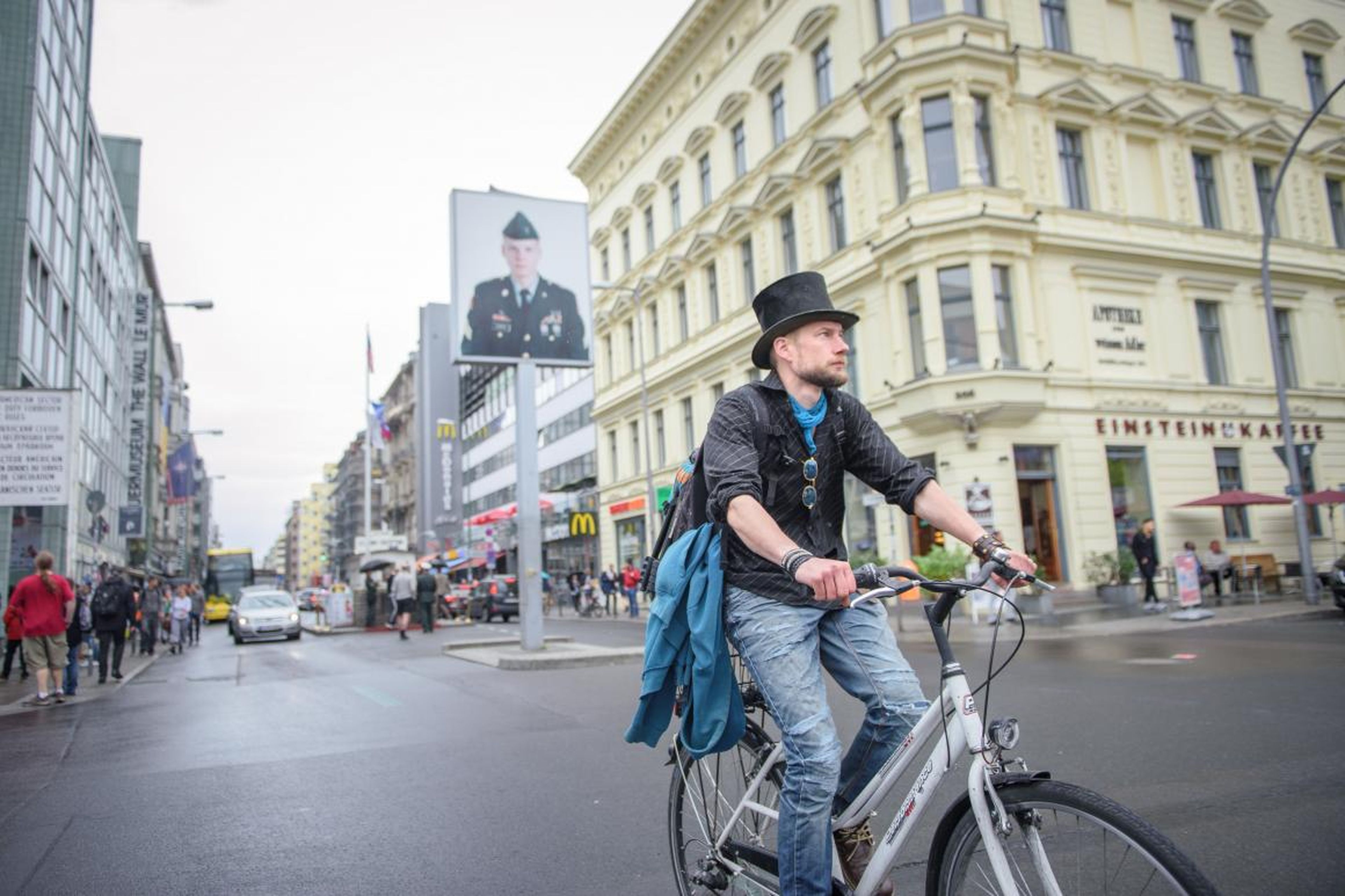 Juha Jaervinen, un participante del experimento de renta básica universal de Finlandia, monta en una bici de alquiler en abril de 2018.