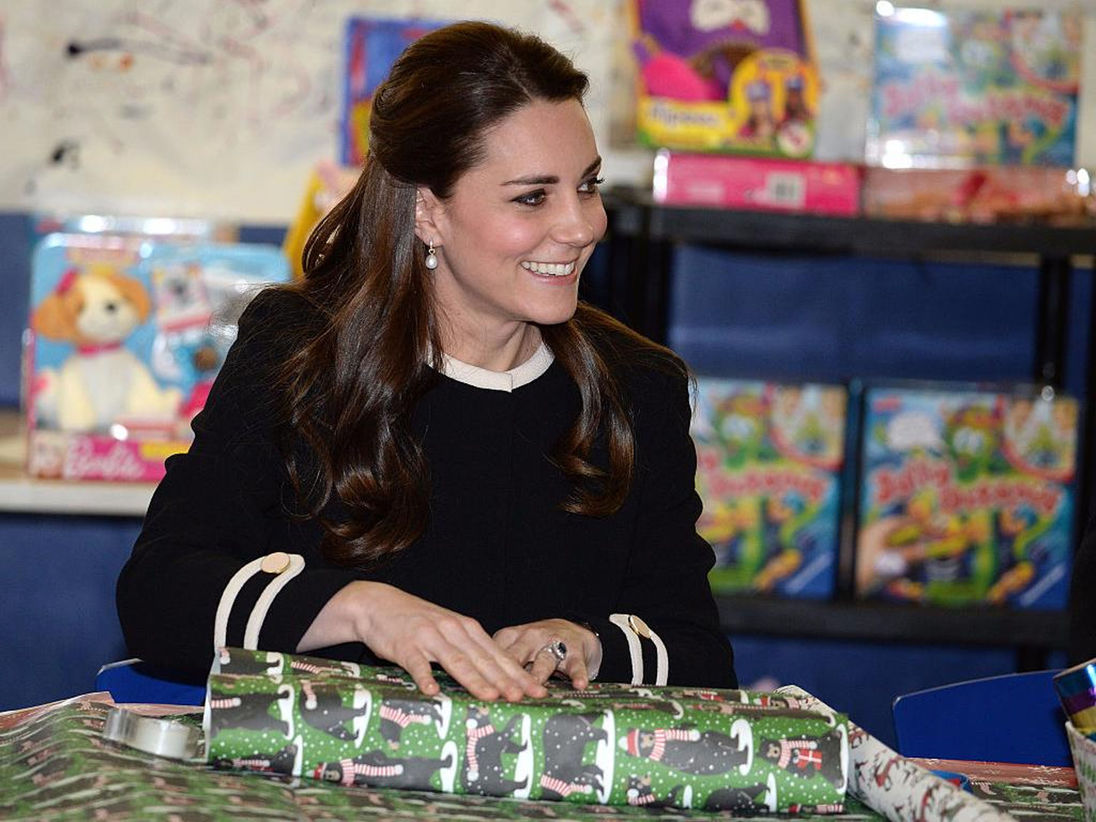 Kate Middleton envuelve un regalo de Navidad.