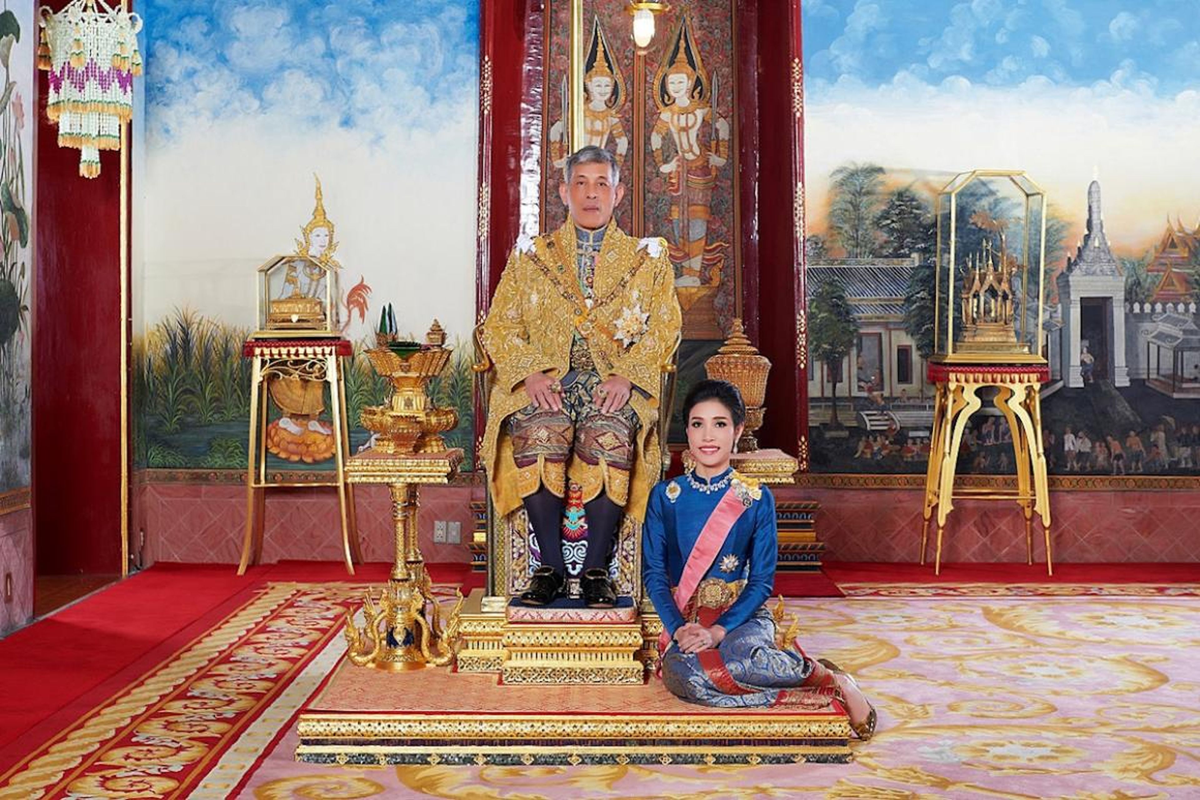 El rey Maha Vajiralongkorn y su consorte real, Sineenat Wongvajirapakdi, a quien le fueron arrebatados sus títulos este año.