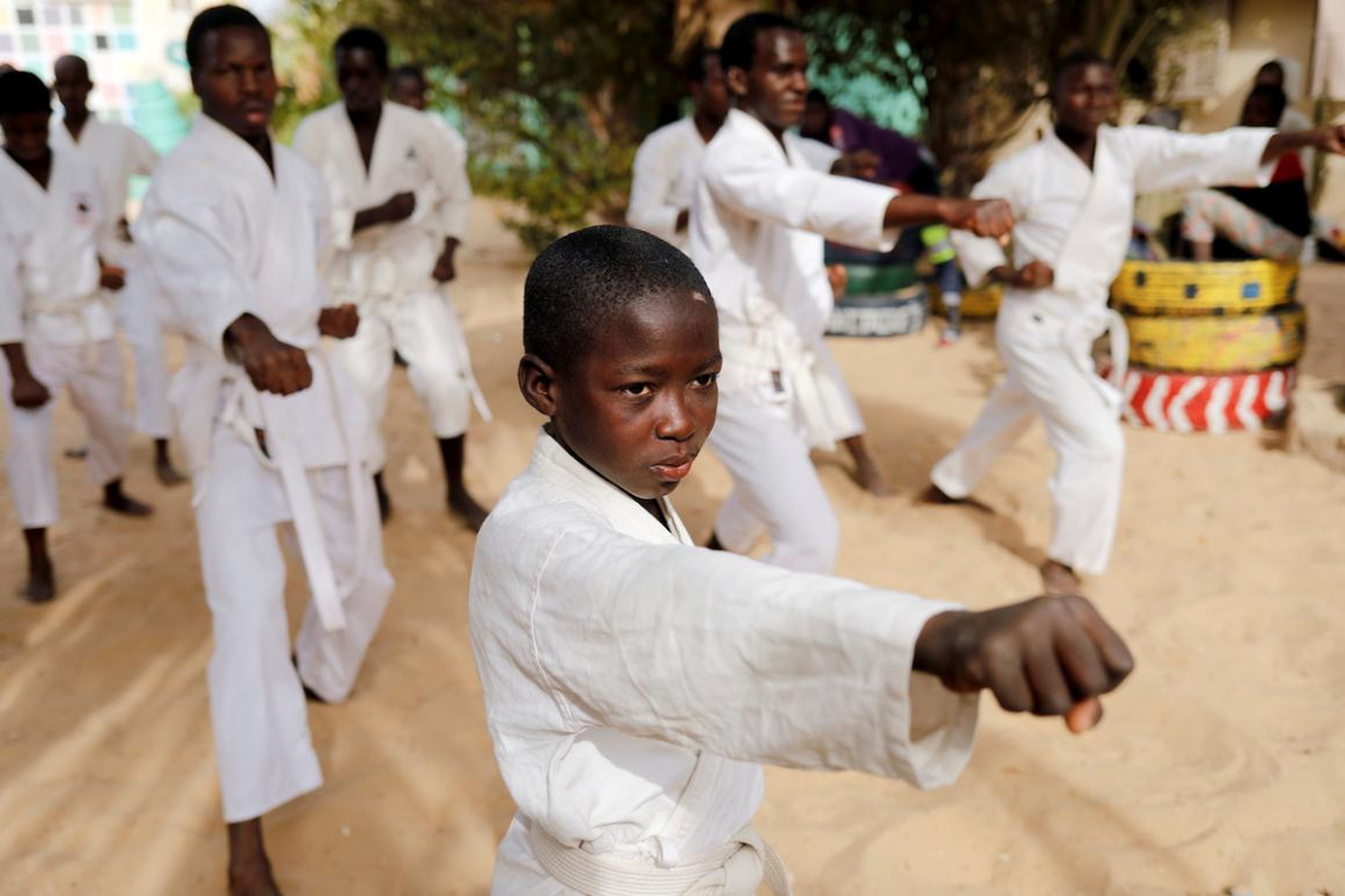 Un estudiante del Corán llamado Demba, de 8 años, asiste a un entrenamiento de karate en el patio de la Maison de la Gare, una organización que ayuda a los niños de la calle talibe a reintegrarse en la sociedad, en Saint-Louis, Senegal.