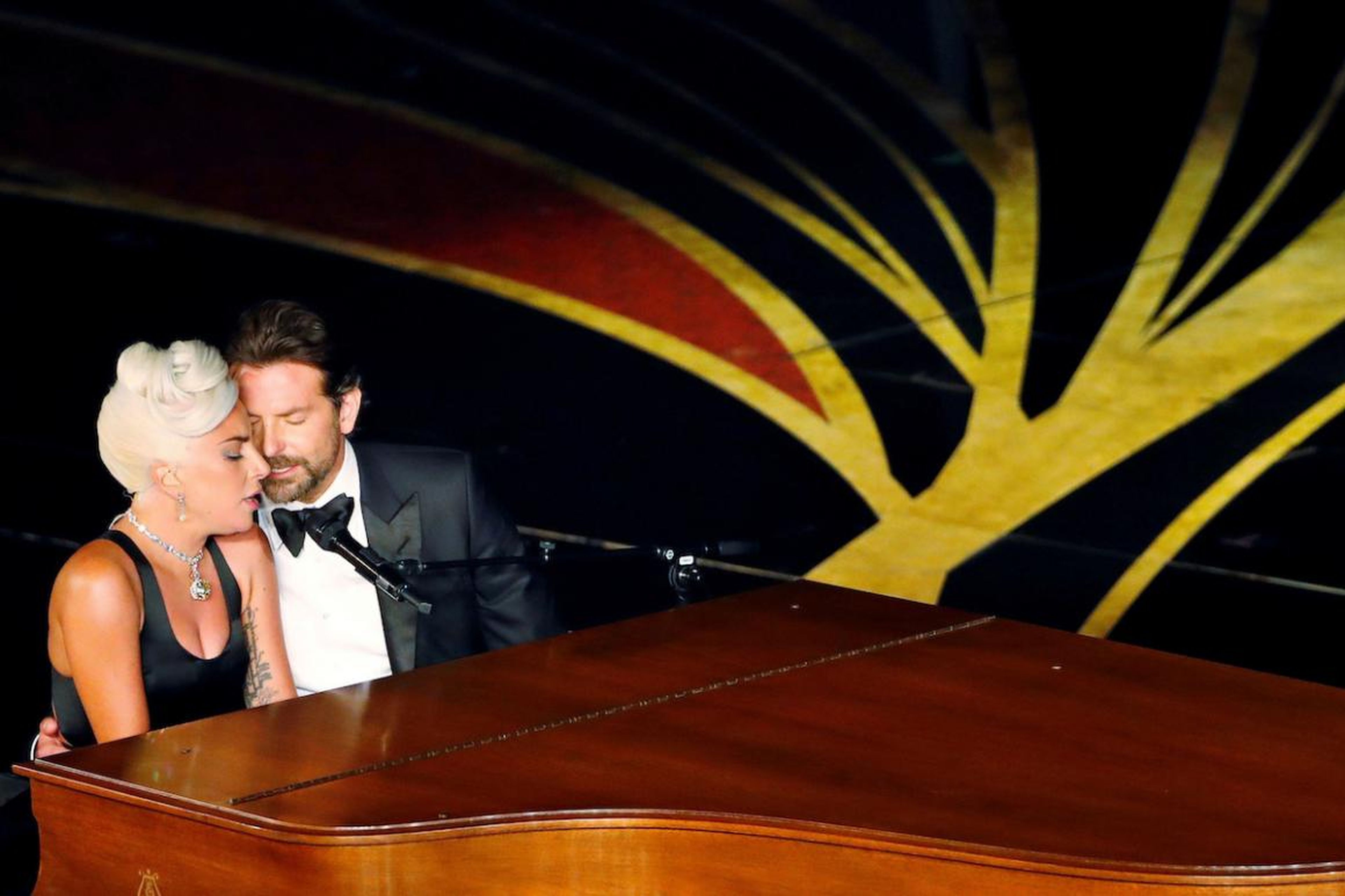 Lady Gaga y Bradley Cooper interpretan "Shallow" de "Ha nacido una estrella" en la 91ª entrega de los Premios de la Academia en Los Ángeles, California, el 24 de febrero.