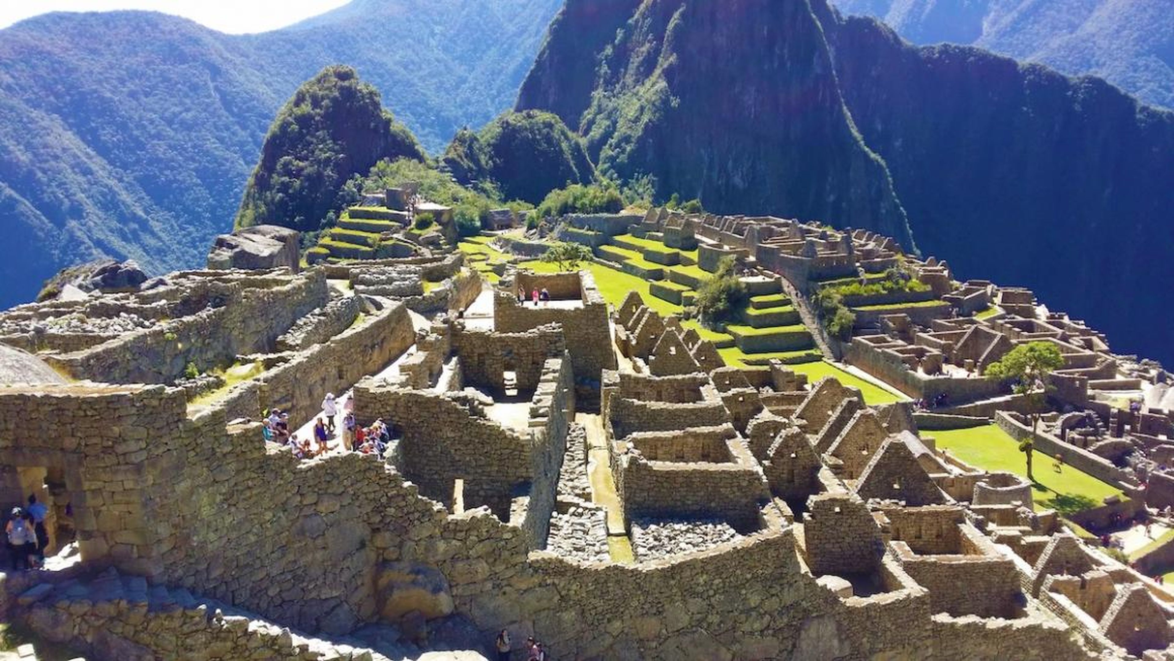 Ciertamente Machu Picchu ya no está escondido, de hecho, tiene el problema opuesto.