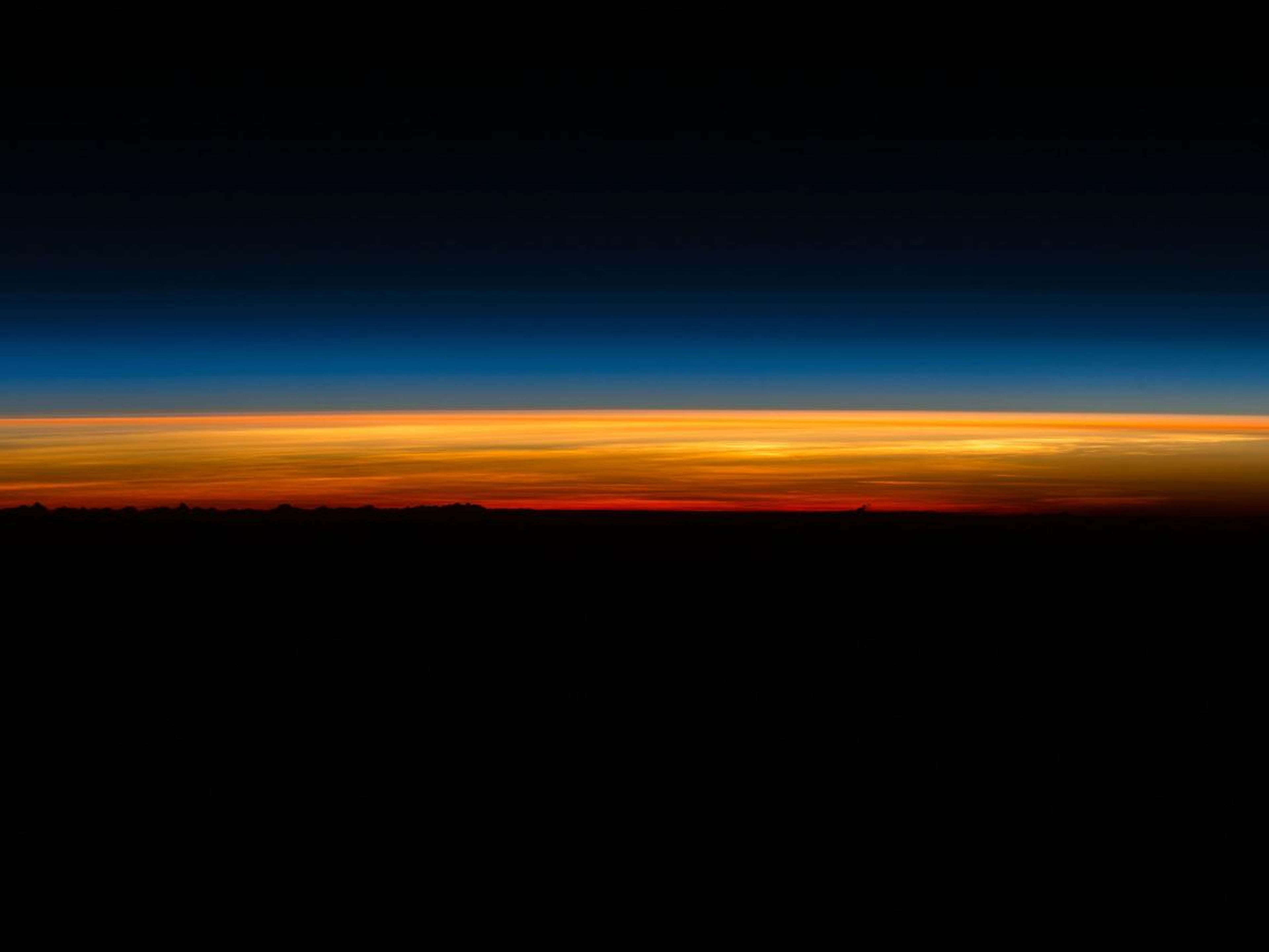 El astronauta Scott Kelly publicó esta foto en Twitter el 1 de marzo de 2016 donde escribió: "¡Levántate y brilla! ¡Mi último #amanecer desde el espacio y después me tengo que ir" 1 de 5. #BuenosDías desde @space_station! #UnAñoEnElEspacio".
