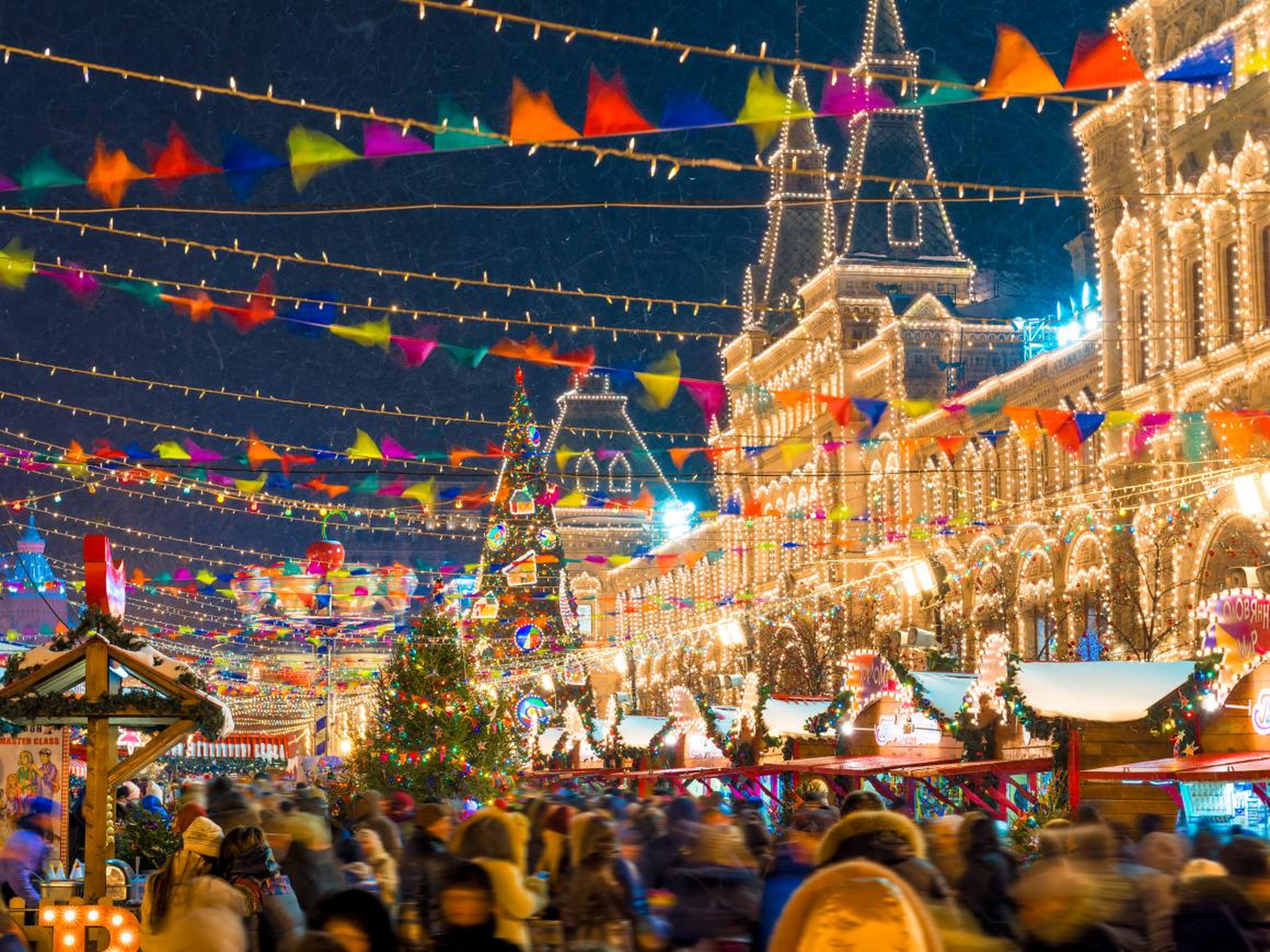 Feria anual de Navidad en la Plaza Roja de Moscú.