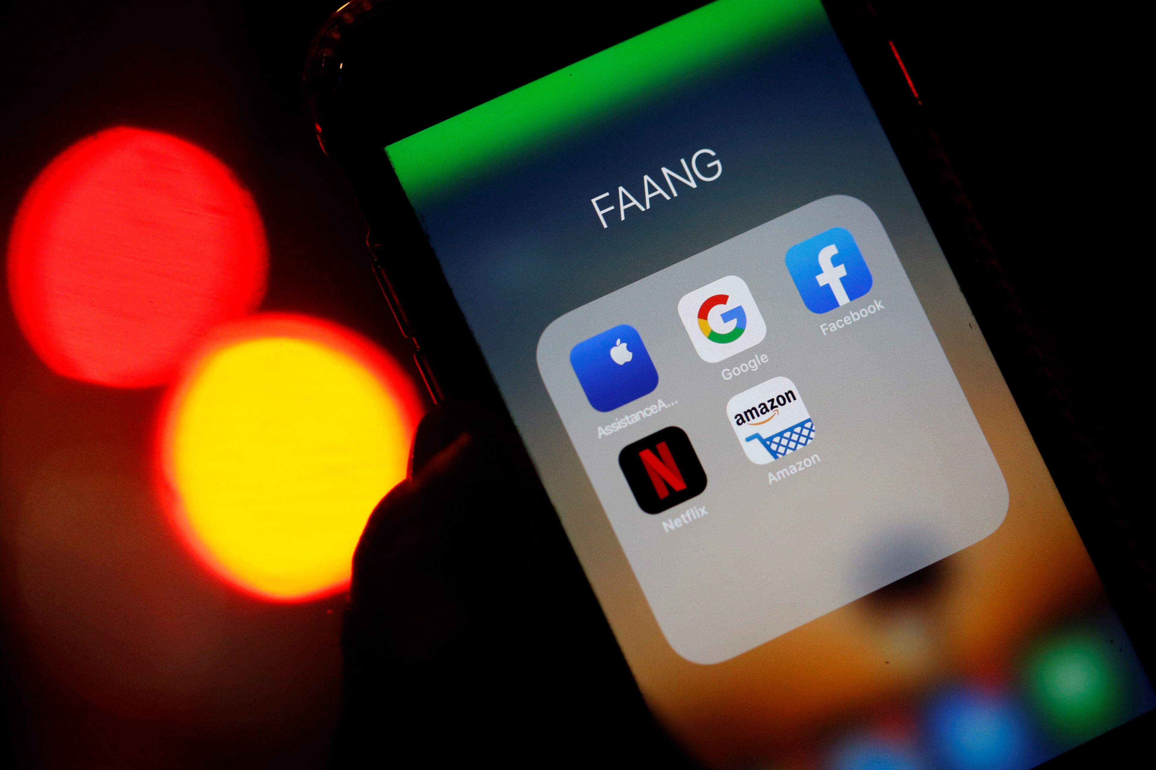 Un móvil muestra aplicaciones de Apple, Google, Facebook, Netflix y Amazon en su pantalla