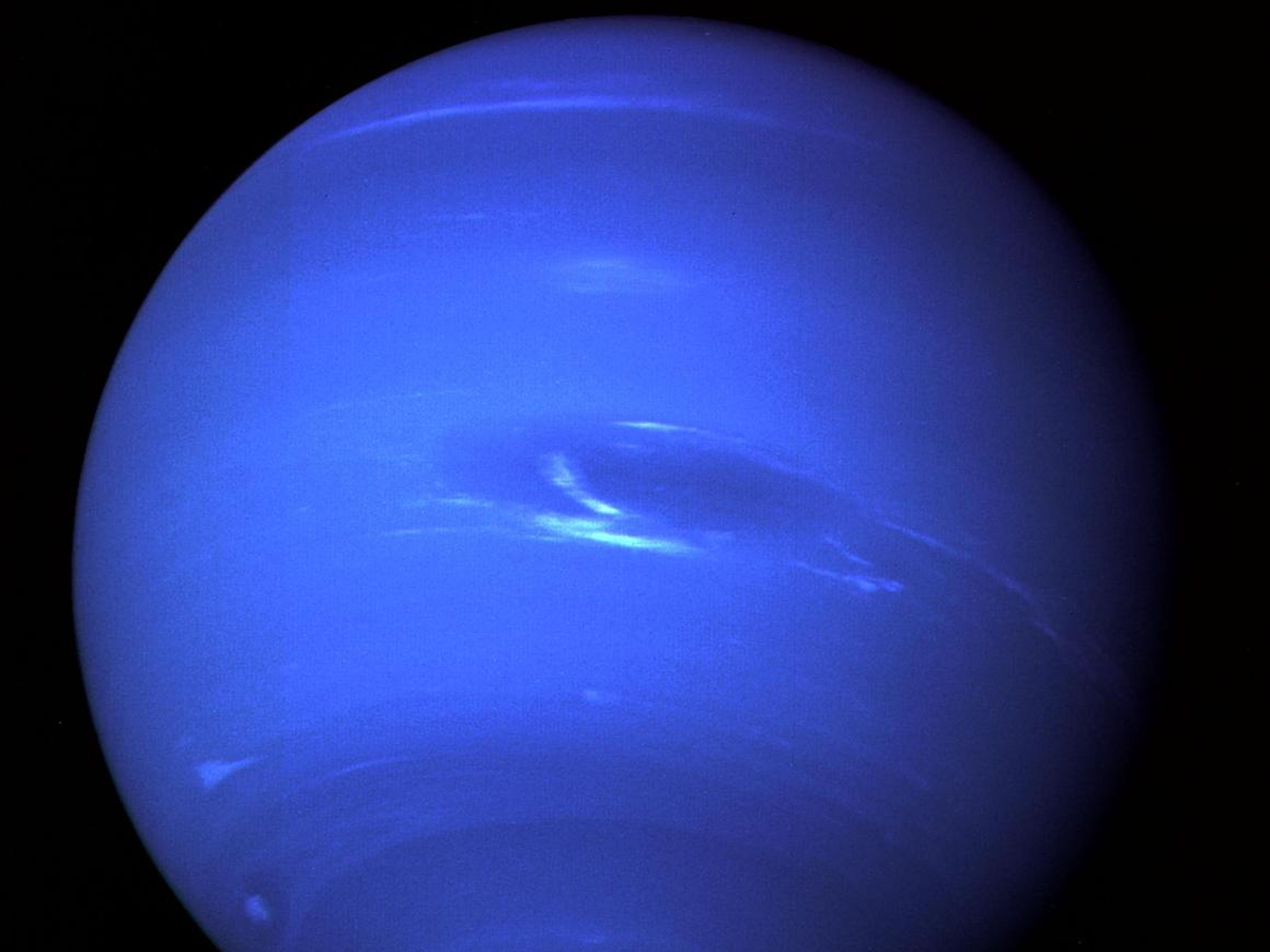 Imagen de Neptuno tomada por la Voyager 2 tiene una atmósfera hecha de hidrógeno, helio y metano.