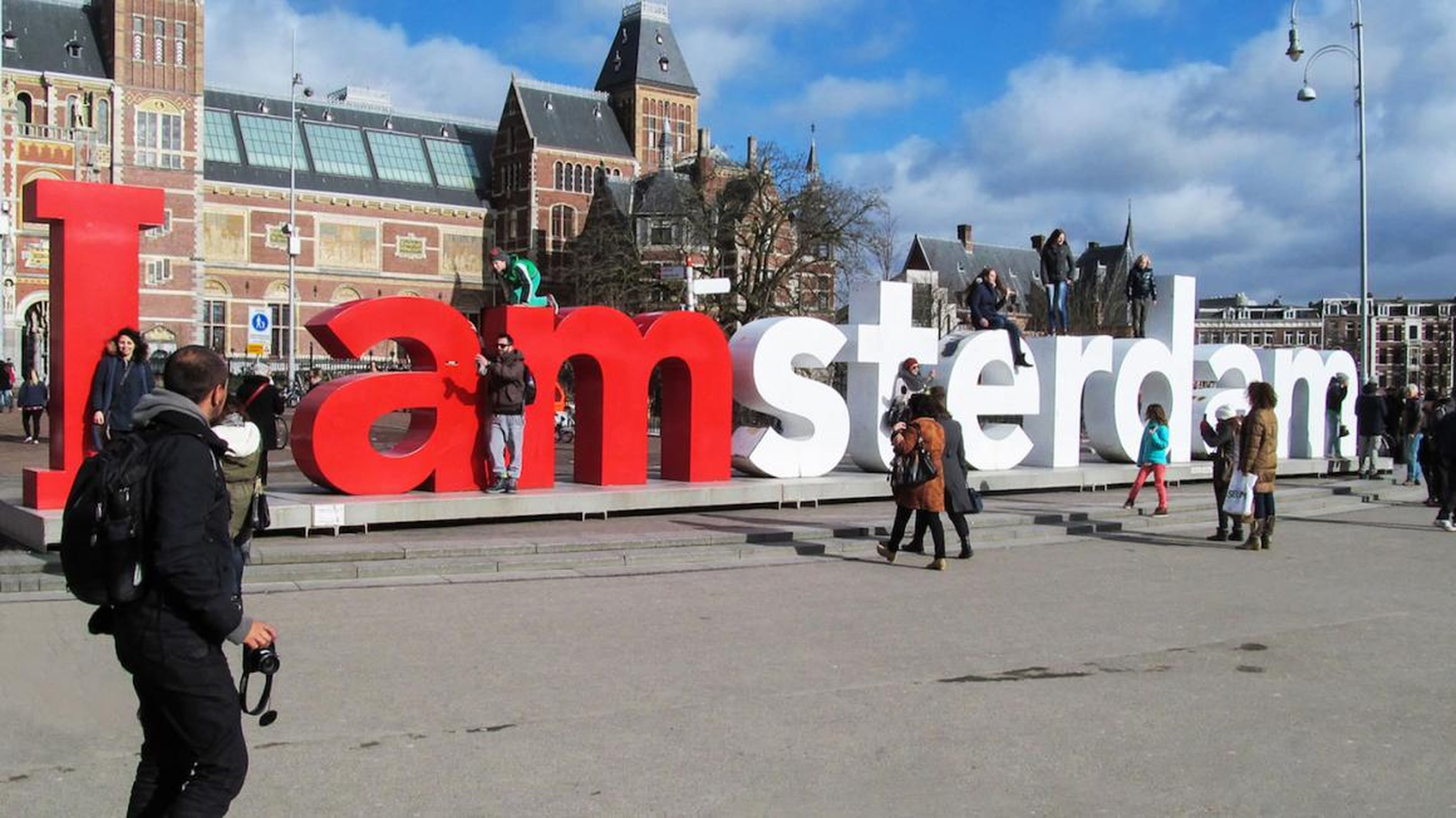 The iconic I amsterdam sign back in its glory days.