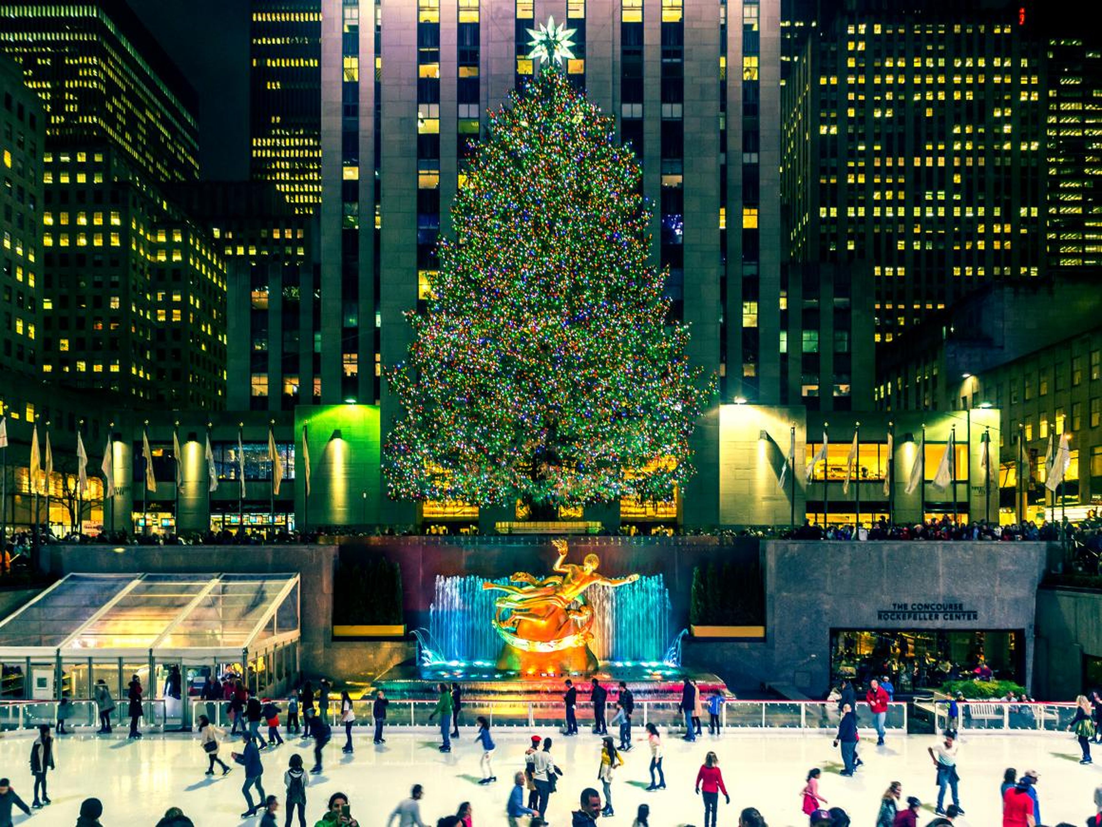 Pista de patinaje sobre hielo del Rockefeller Center y árbol de Navidad en Rockefeller Plaza, Manhattan, durante la temporada navideña.