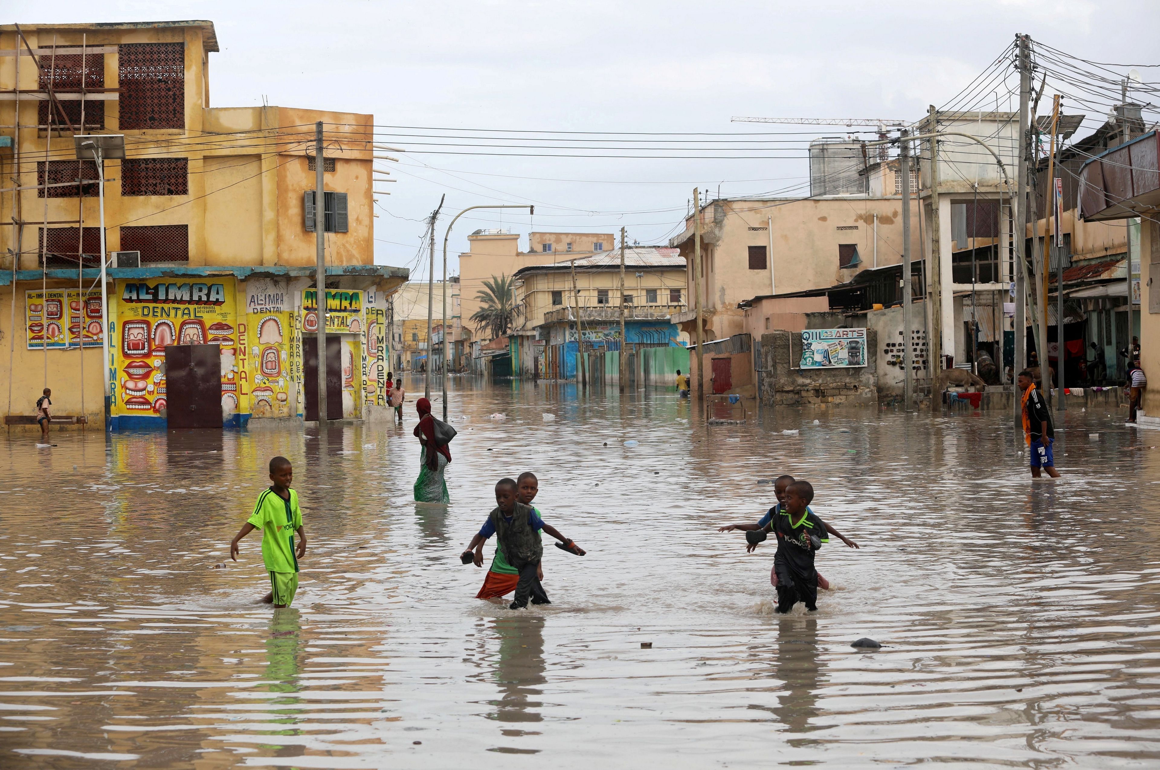 Unos niños juegan en una calle inundada de Mogadishu, en Somalia
