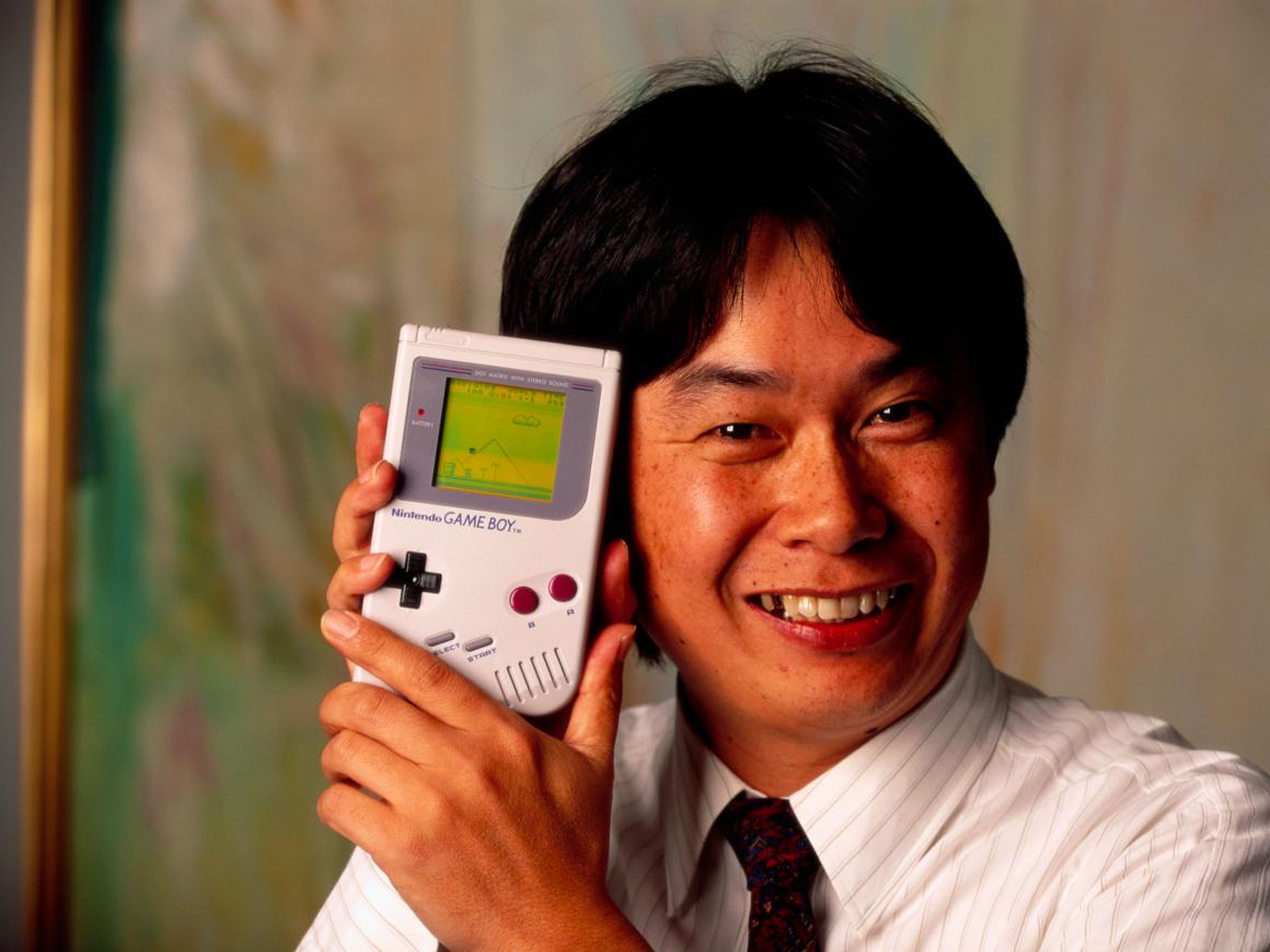 Shigeru Miyamoto, el creador de Mario y otros personajes y videojuegos para Nintendo, sostiene una Nintendo Game Boy.