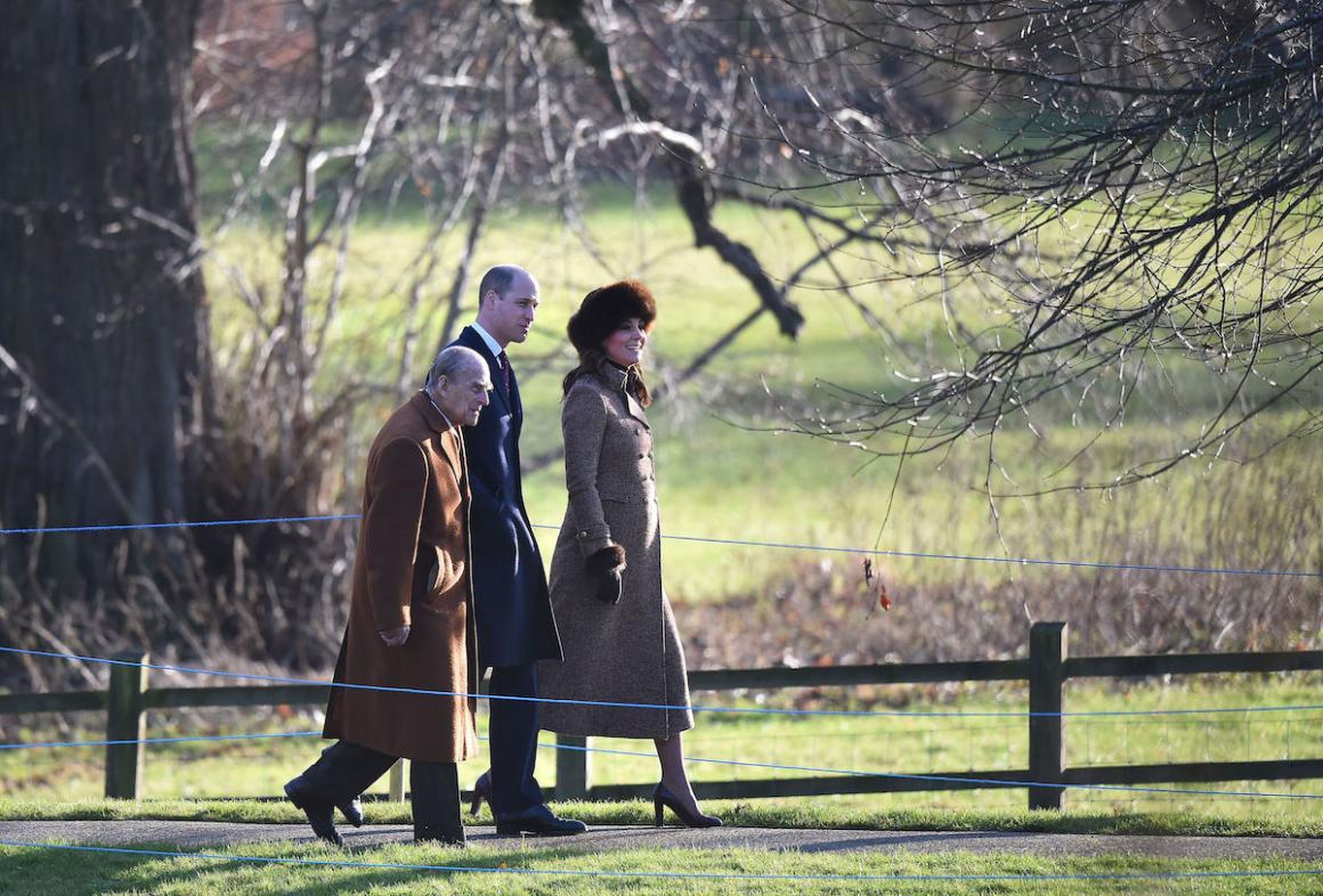 Kate Middleton con el Príncipe William y el Príncipe Felipe.
