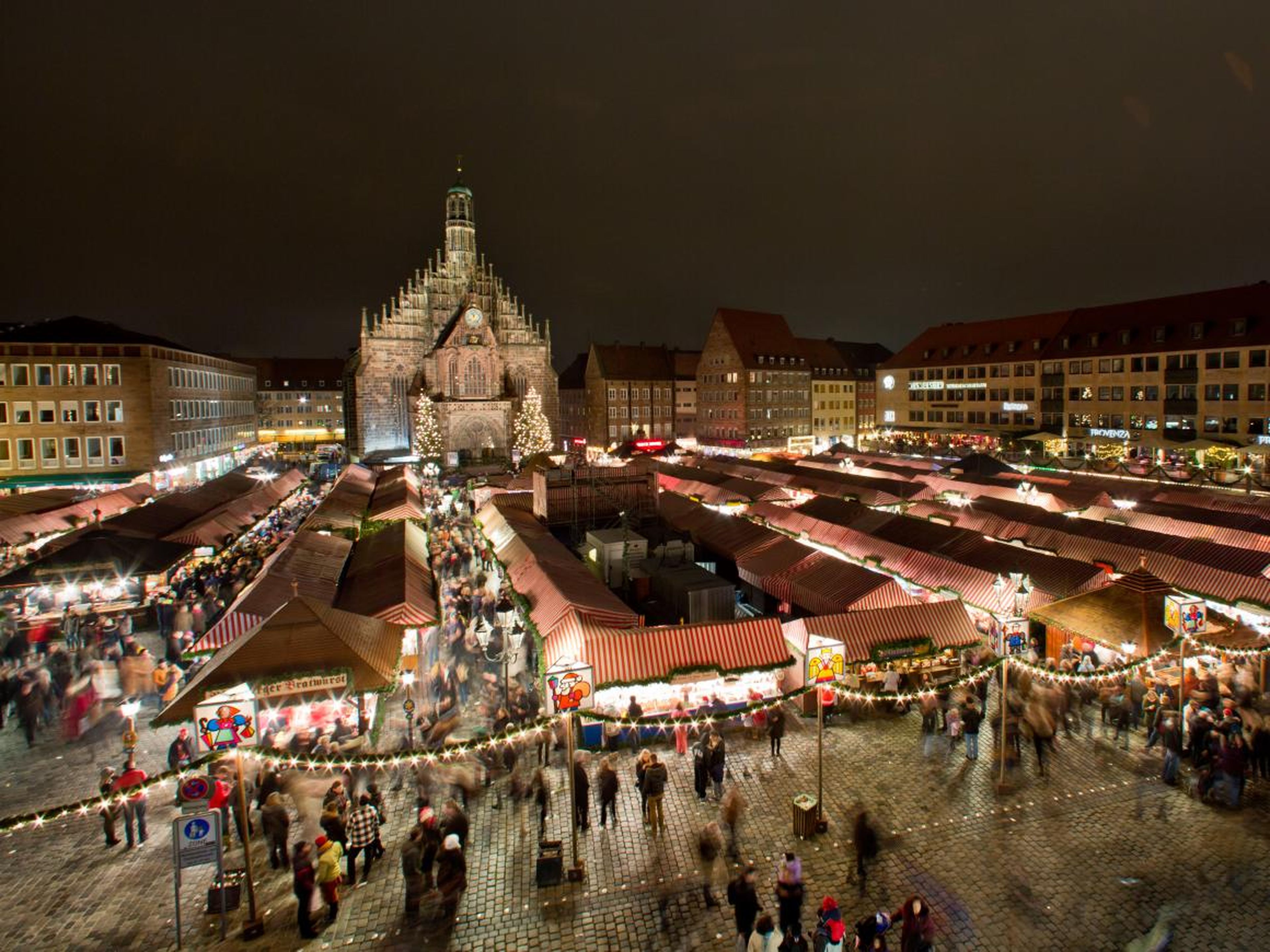 Los stands iluminados del 'Christkindlesmarkt', el tradicional mercado navideño, en Nuremberg, Alemania.