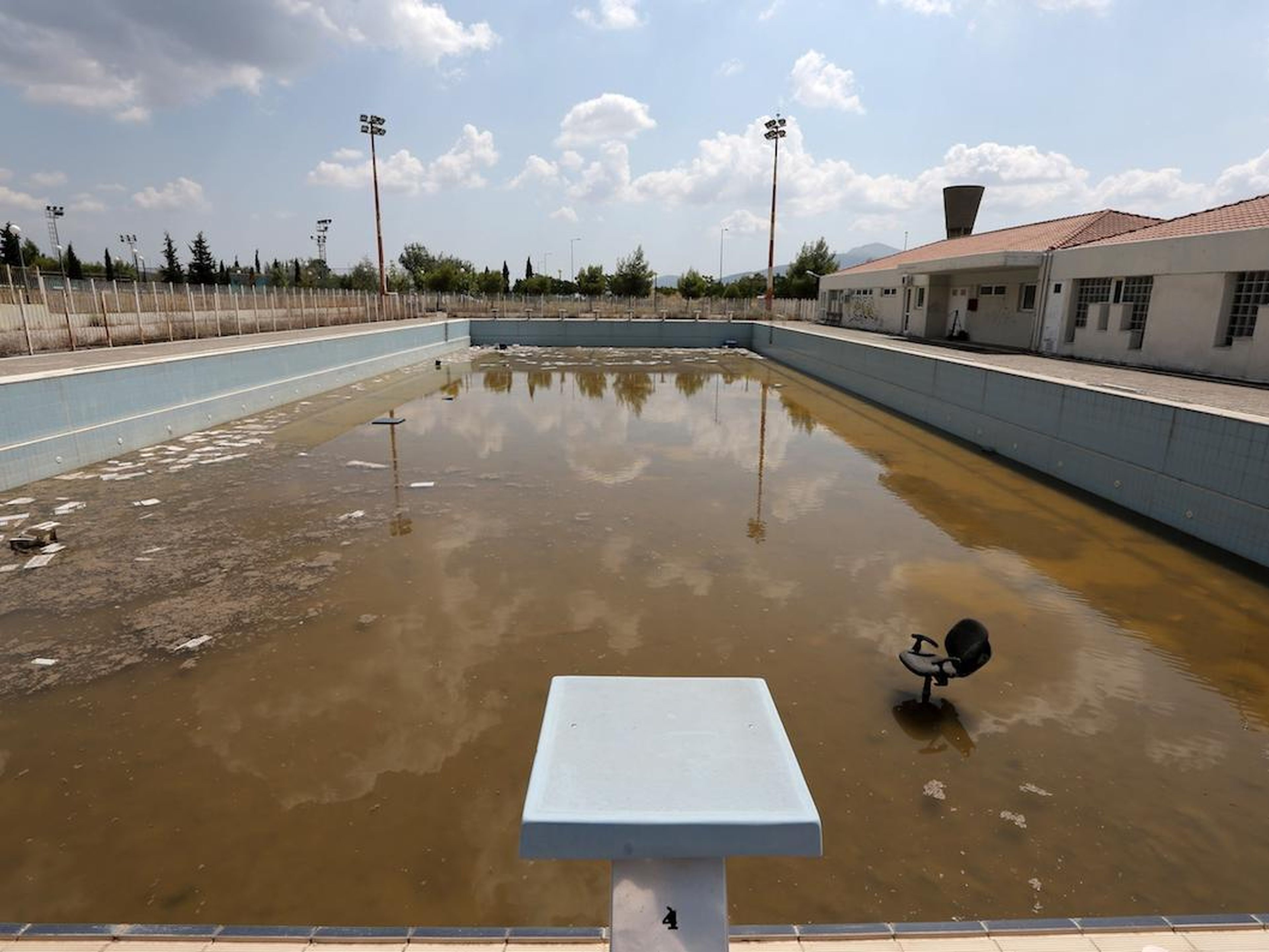 Una piscina olímpica en ruinas.