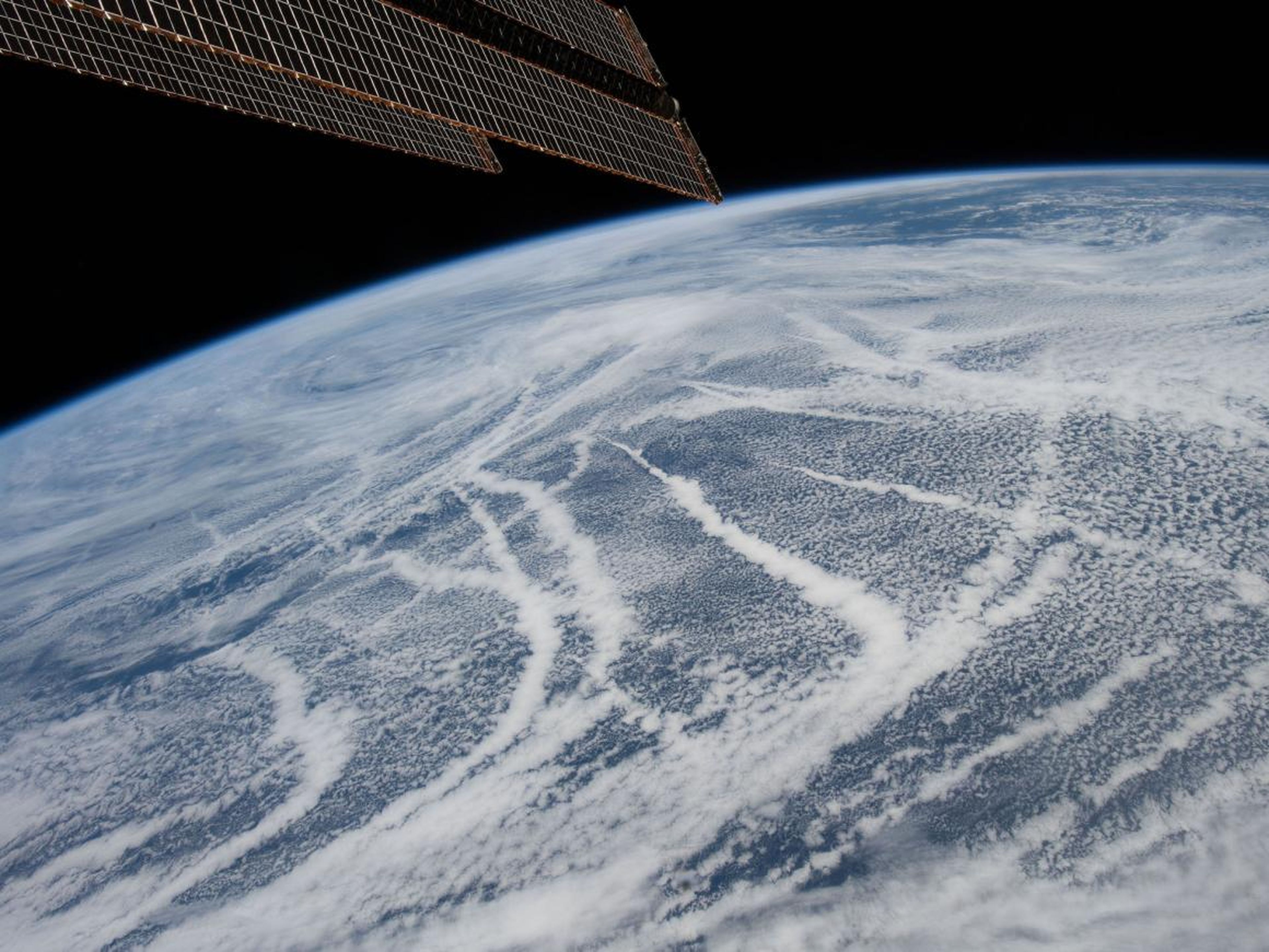 La EEI orbitaba a 414 kilómetros sobre el Océano Pacífico Norte cuando un miembro de la tripulación fotografió estos patrones de nubes al sur de las Islas Aleutianas. 28 de abril de 2019.
