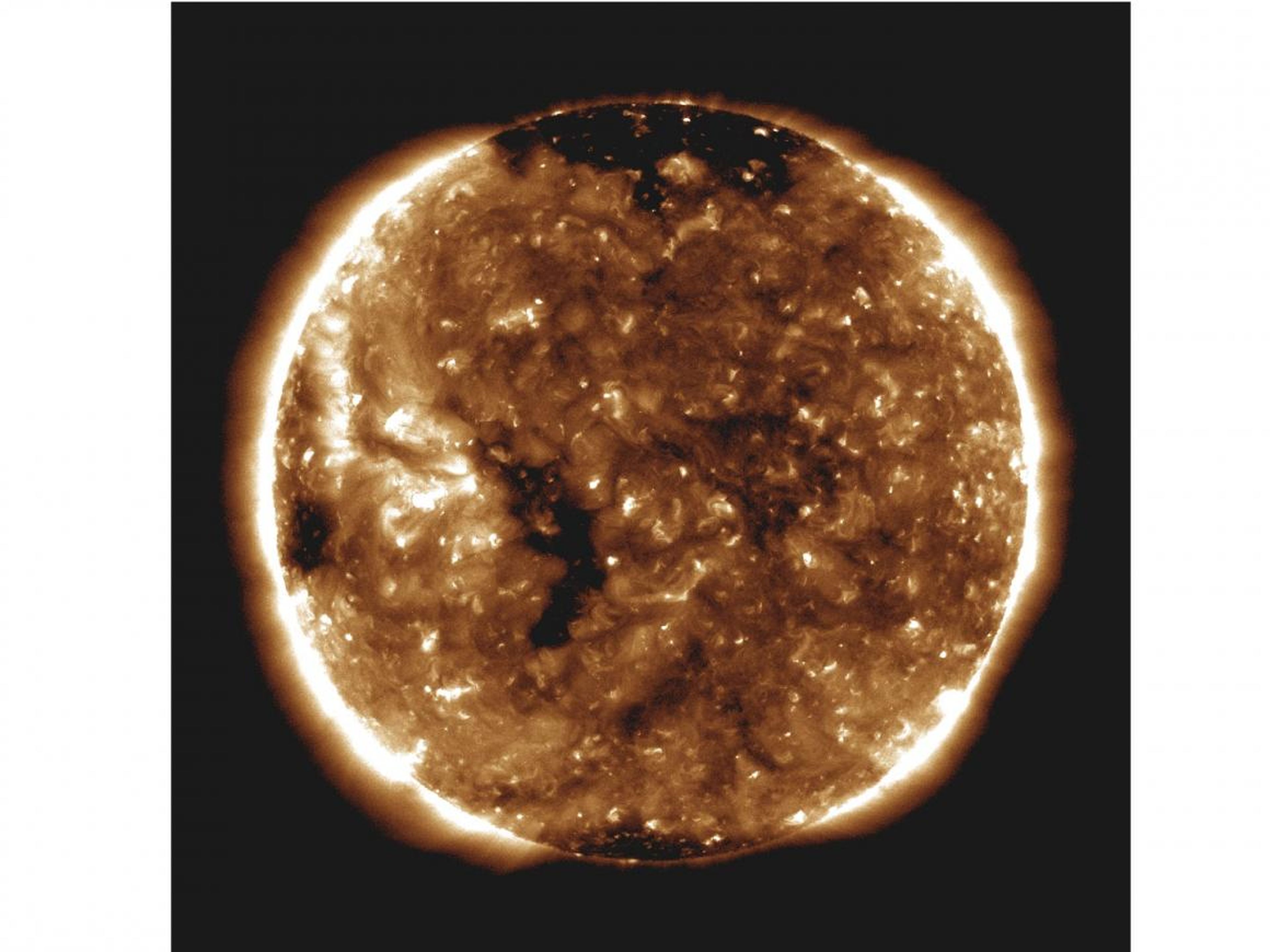 La sonda Parker observó un viento solar lento que fluía desde el pequeño agujero coronal, el largo y delgado punto negro del lado izquierdo en esta imagen. 27 de octubre de 2018.