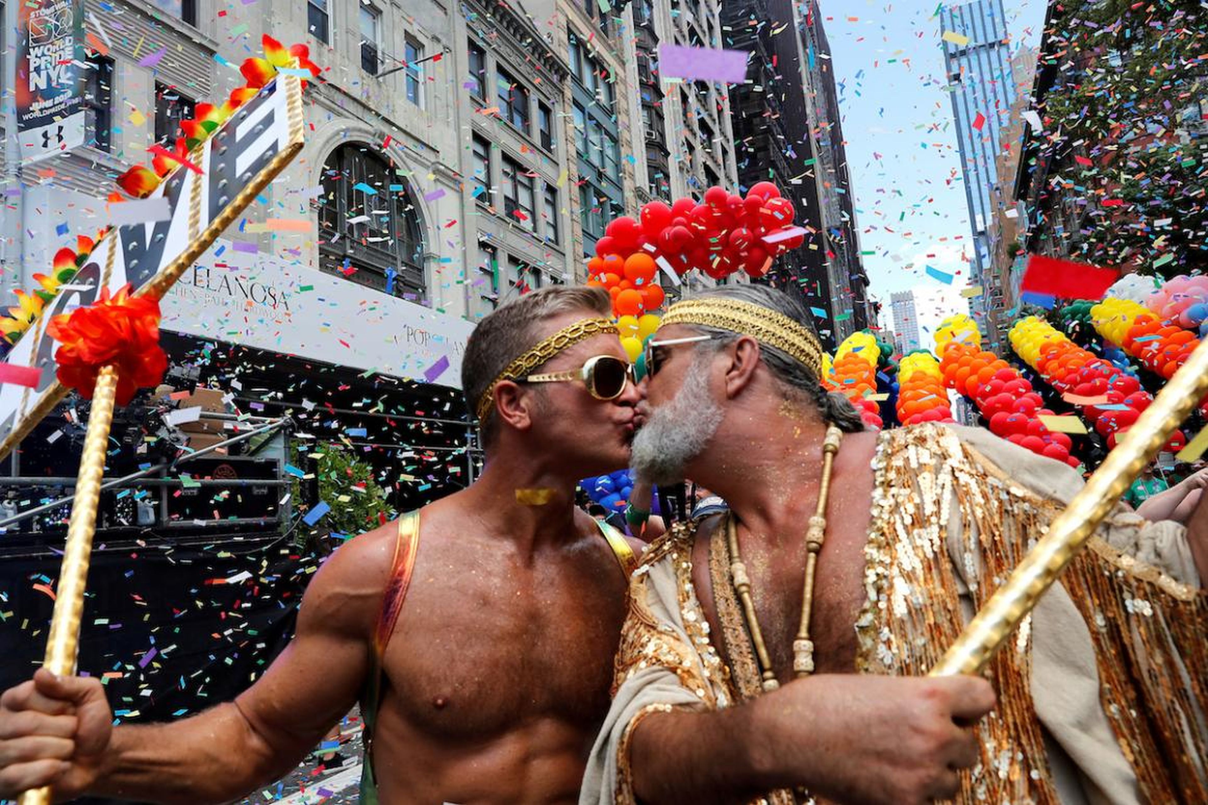 Dos activistas se besan mientras participan en el World Pride NYC 2019 y en el 50º Desfile del Orgullo LGBTQ de Stonewall en Nueva York el 30 de junio.