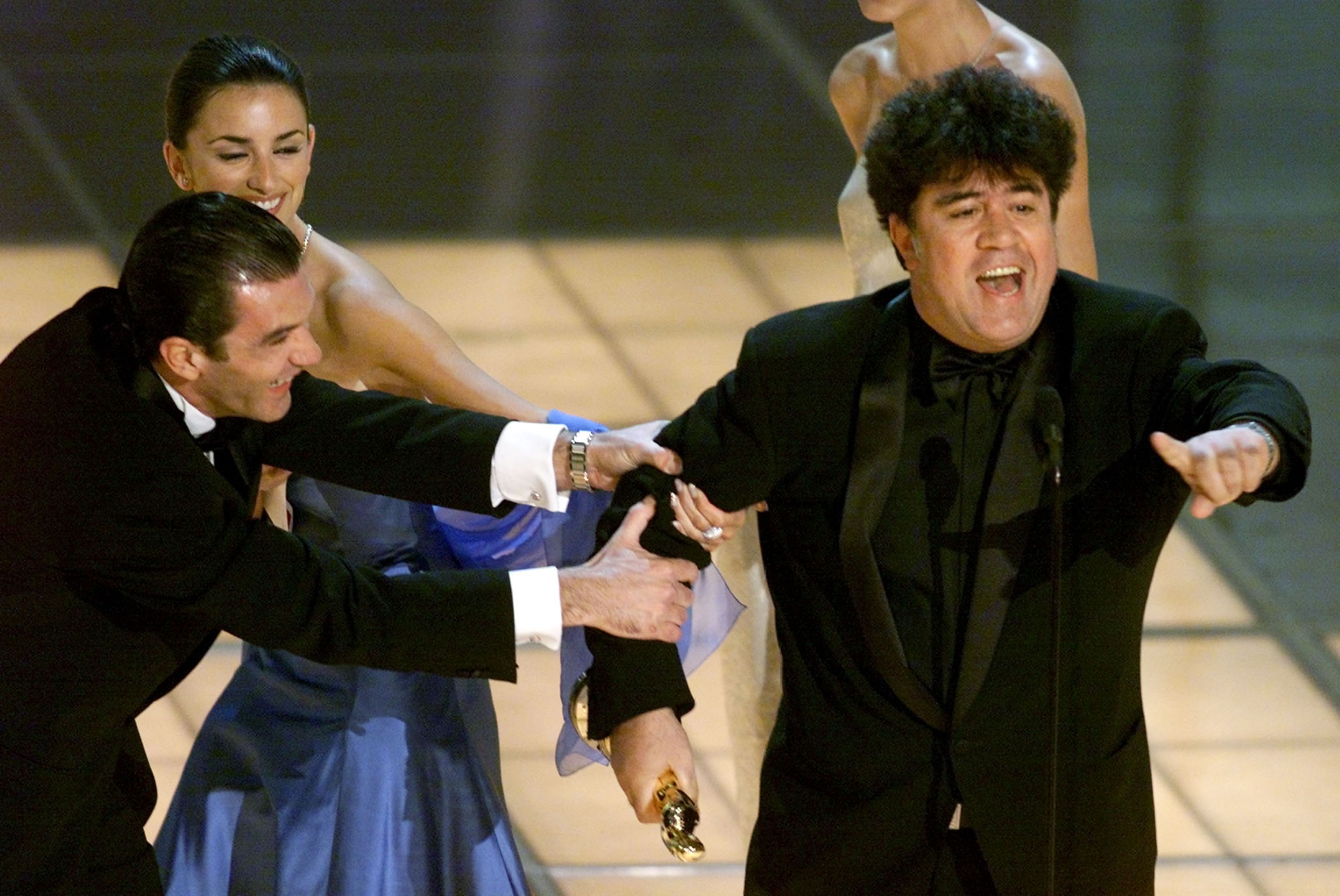 Antonio Banderas y Penélope Cruz no lo tuvieron fácil para llevarse a Pedro Almodóvar del escenario tras recibir su Óscar en 1999 por 'Todo sobre mi madre'.
