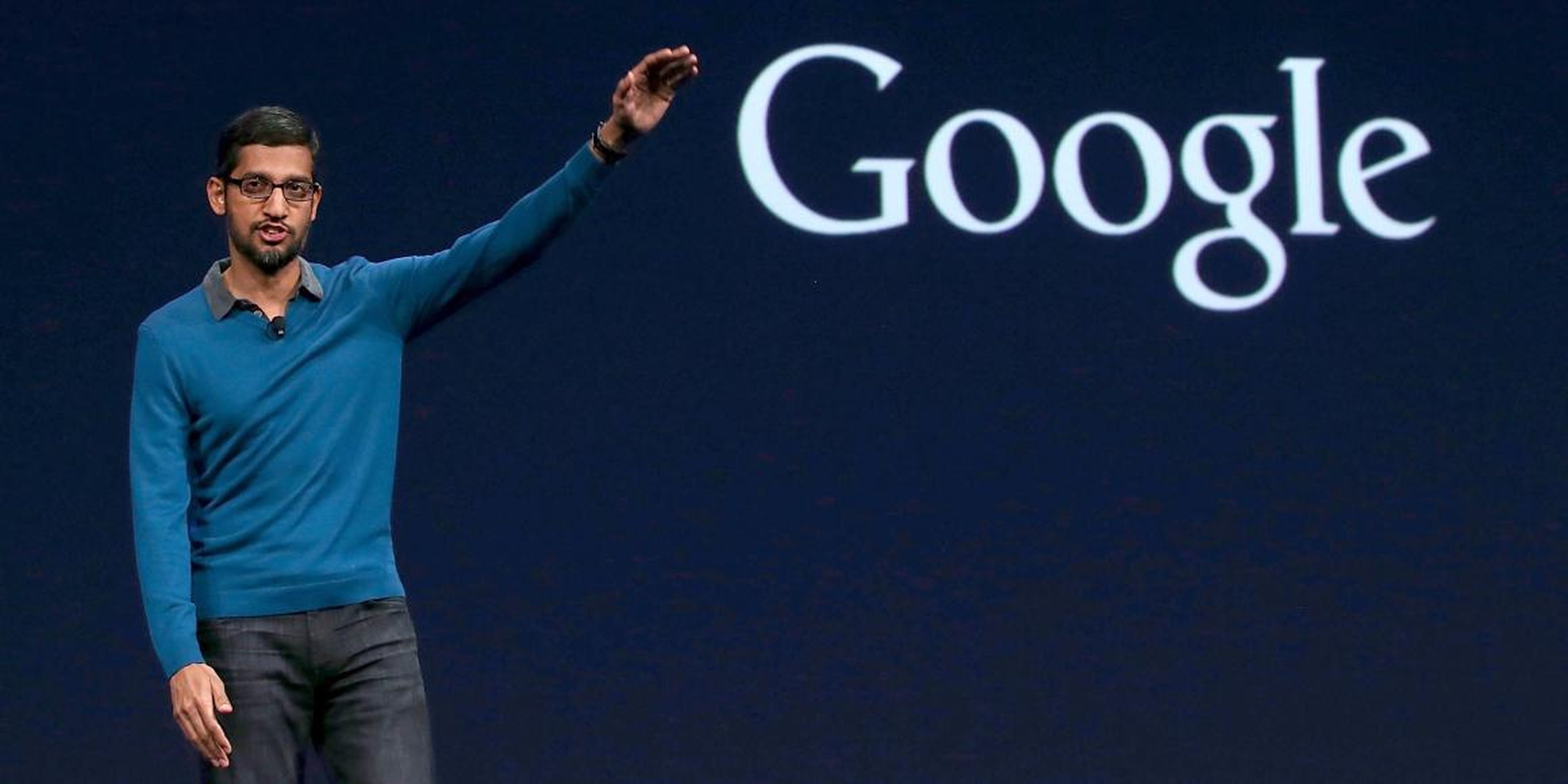 Pichai junto a un logo de Google.