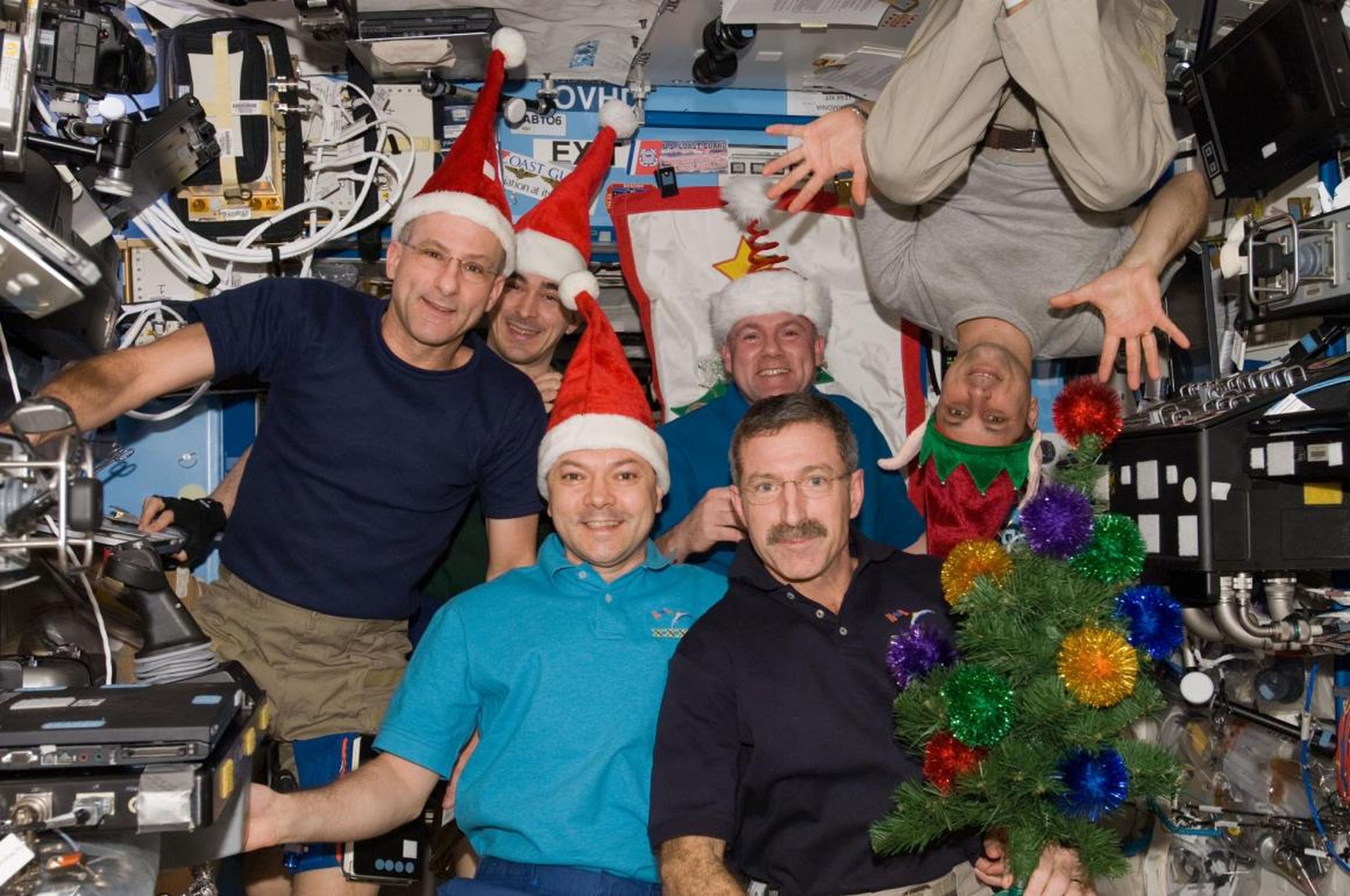 El elfo al revés es el cosmonauta ruso Anton Shkaplerov.