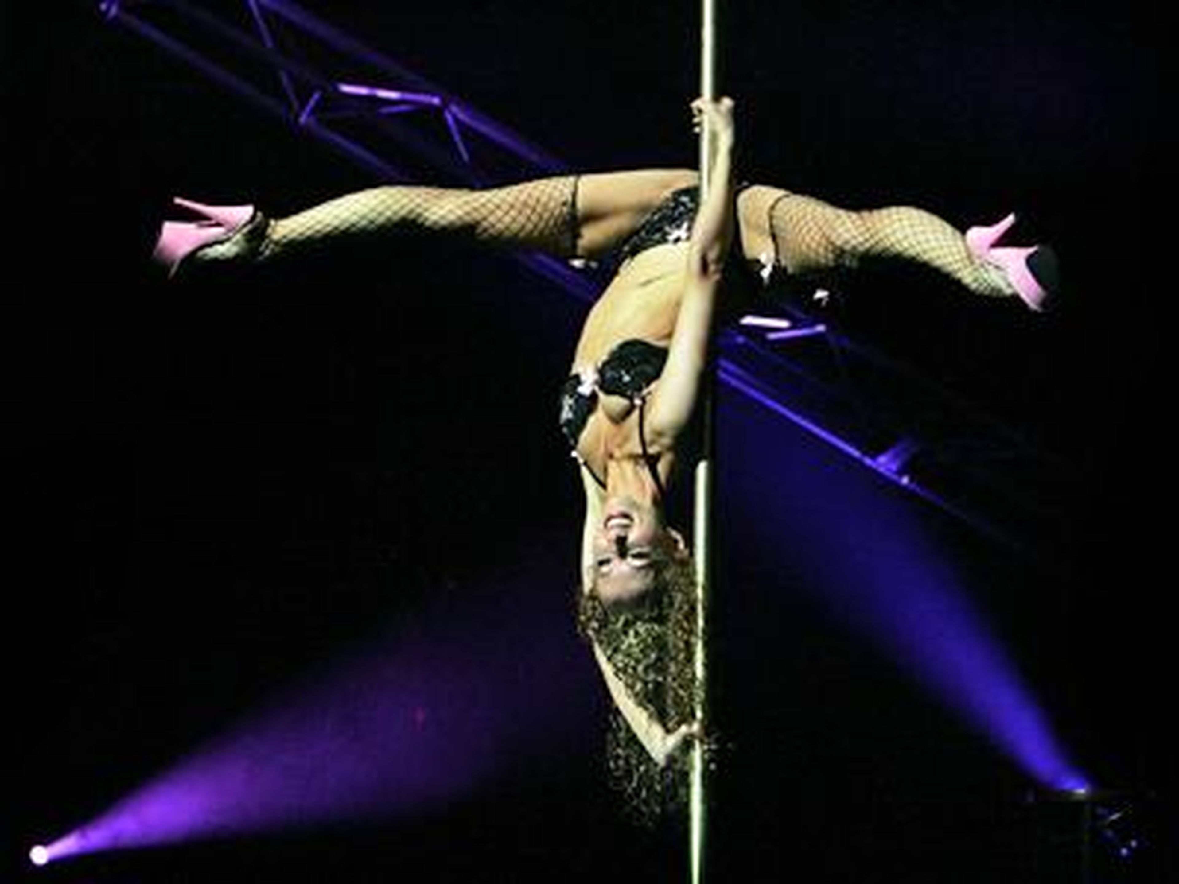 El 'Pole fitness' desafía a los participantes con maniobras boca abajo y en el aire.