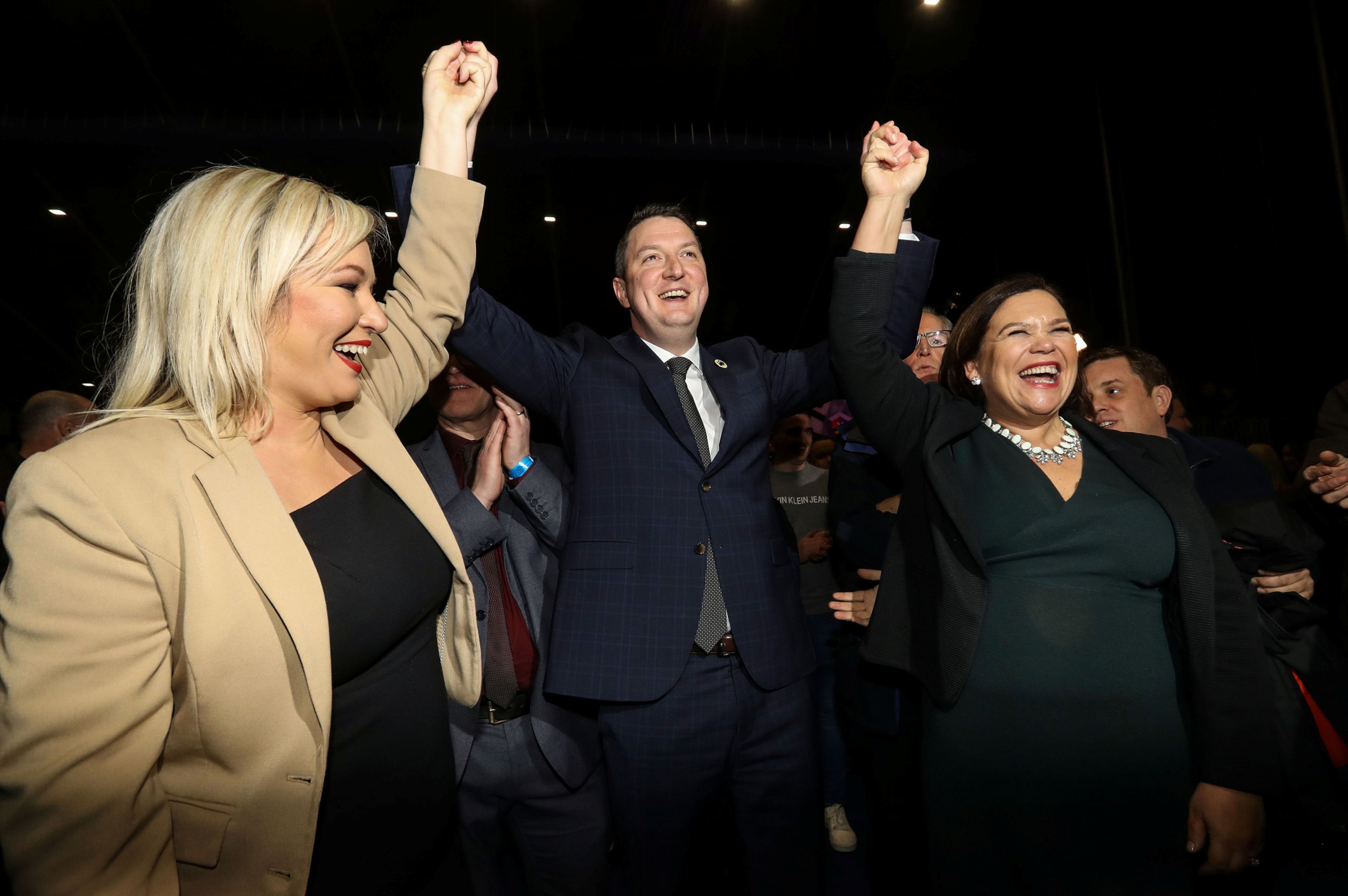 La vicepresidenta del Sinn Féin, Michelle O'Neill, su candidato en Belfast Norte, John Finucane, y la presidenta del partido, Mary Lou McDonald