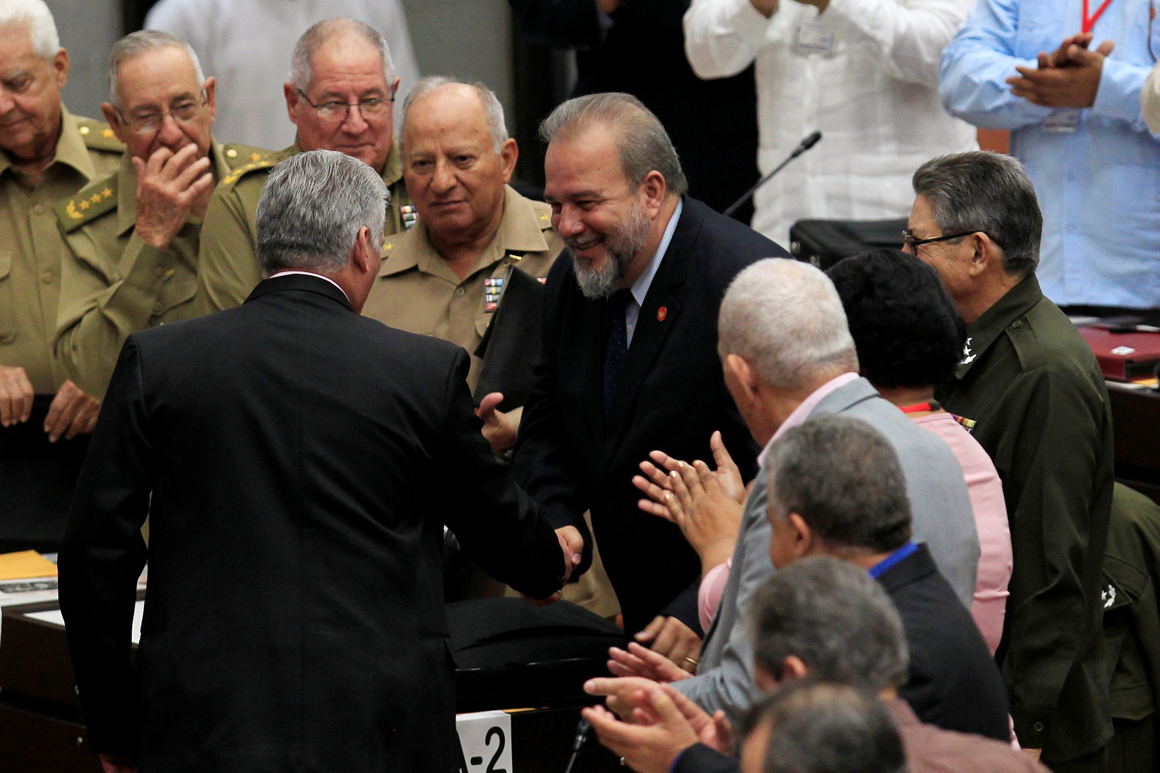 El presidente cubano Díaz-Canel y el ministro de Turismo Marrero, nombrado primer ministro del país, se dan la mano durante la sesión ordinaria de la Asamblea Nacional en La Habana.
