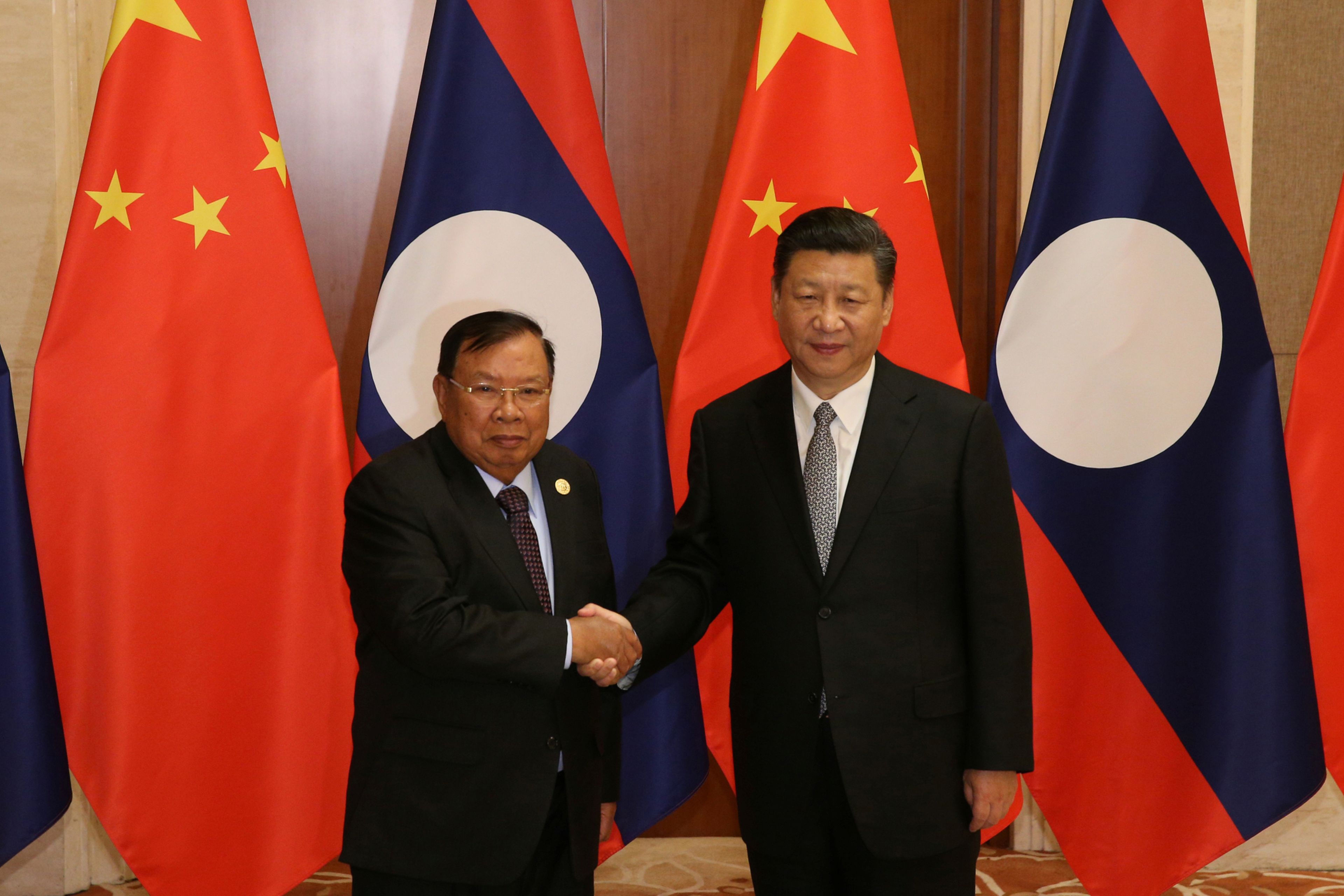 Los presidentes de Laos, Bounnhang Vorachith, y de China, Xi Jinping