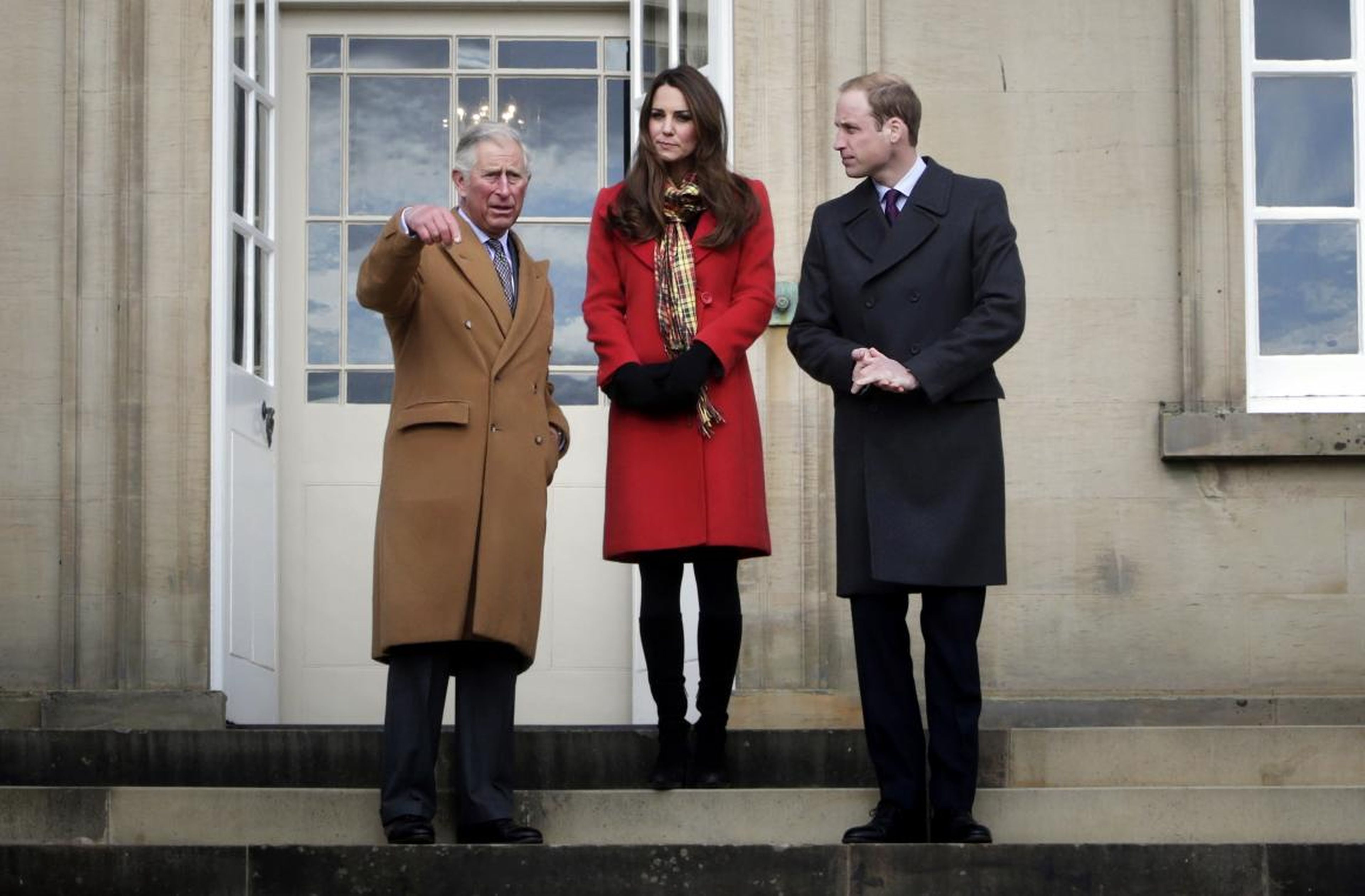 El Príncipe Carlos, el Príncipe William y Kate Middleton en Dumfries House, donde se decía que estaban las pinturas falsificadas.