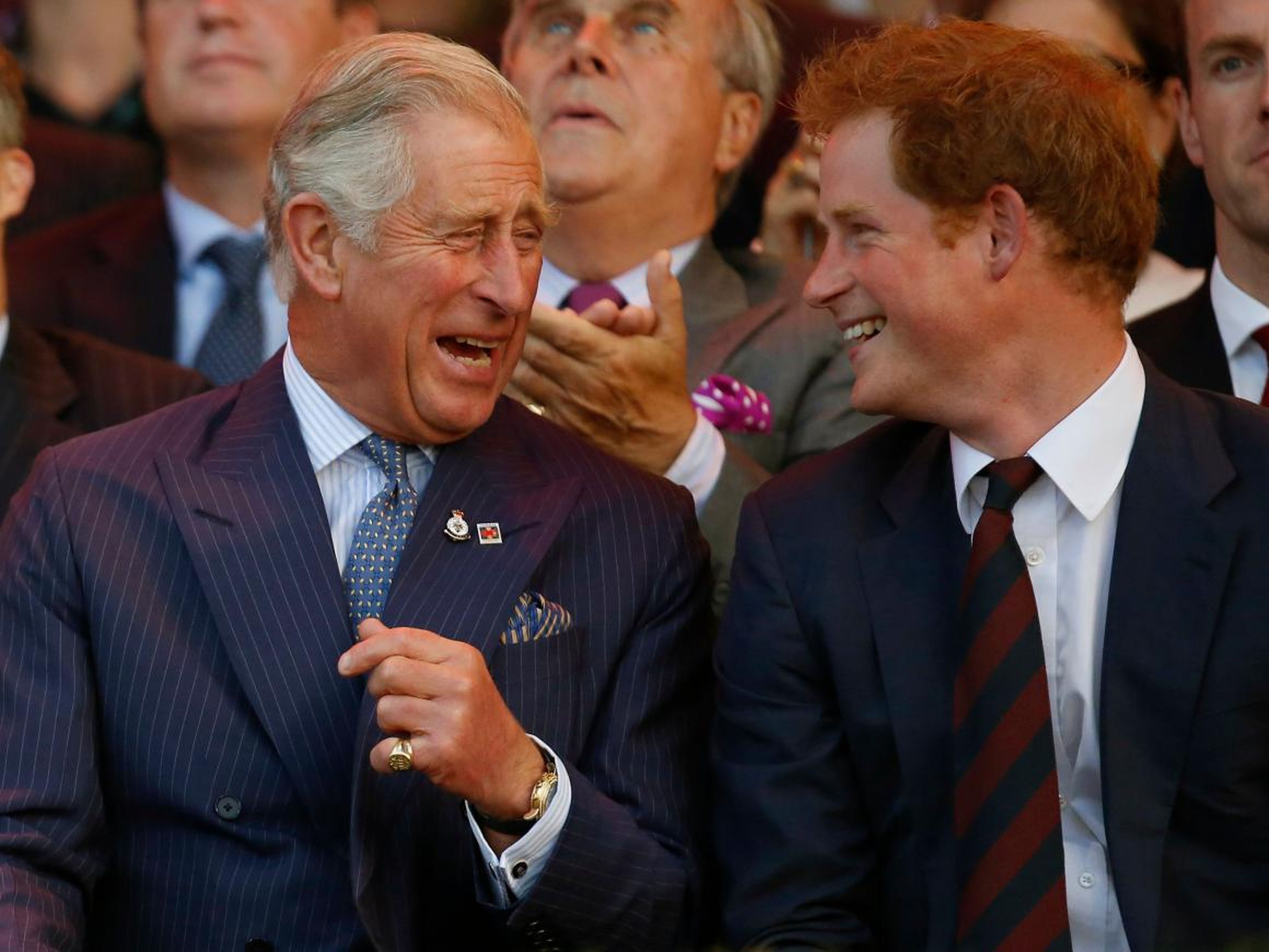 El Príncipe Carlos y el Príncipe Harry se ríen juntos.